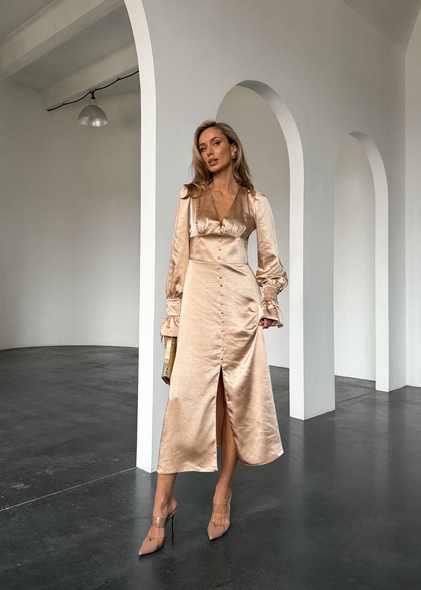 Сатинова сукня міді