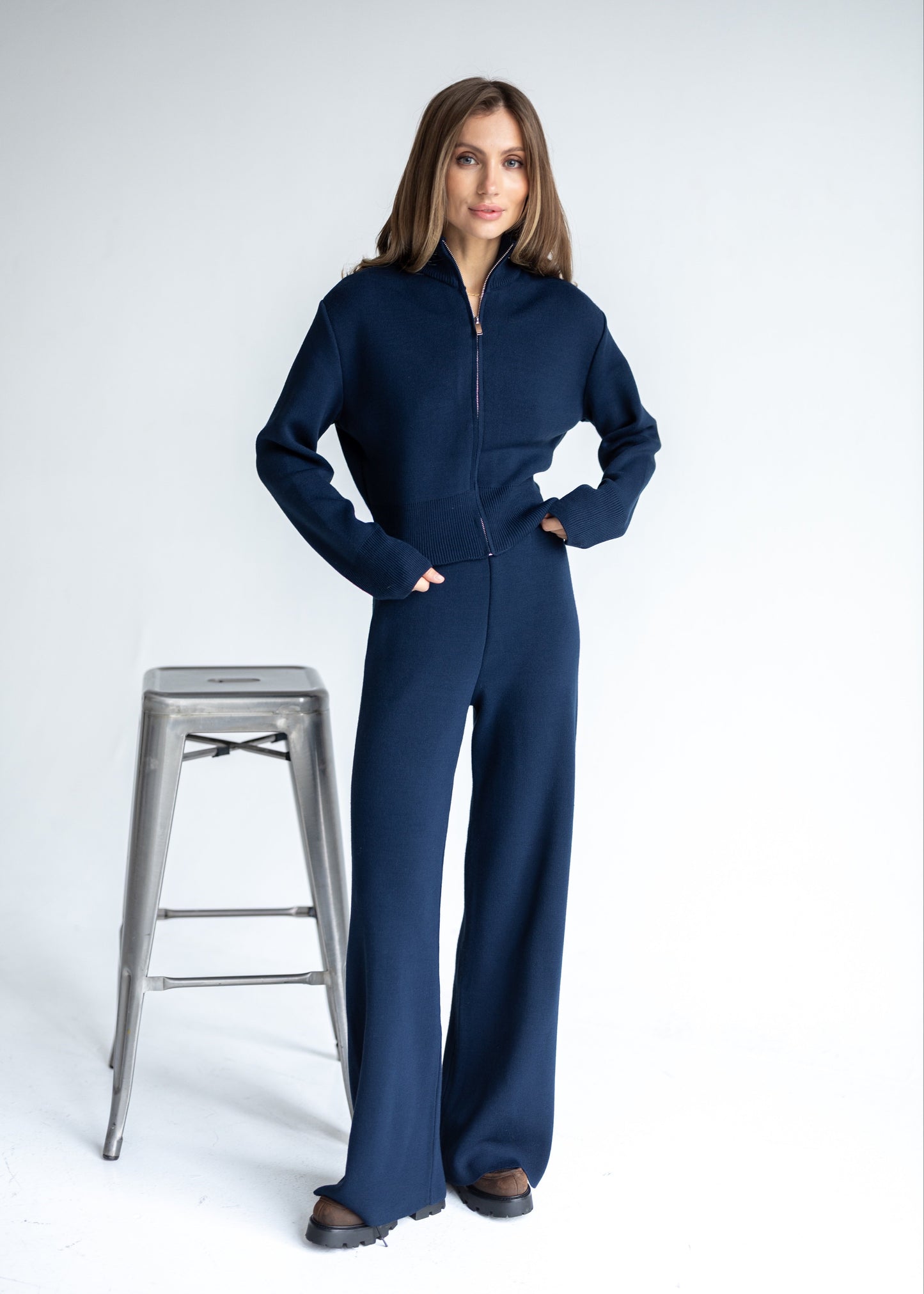 Костюм з кардигану та штанів