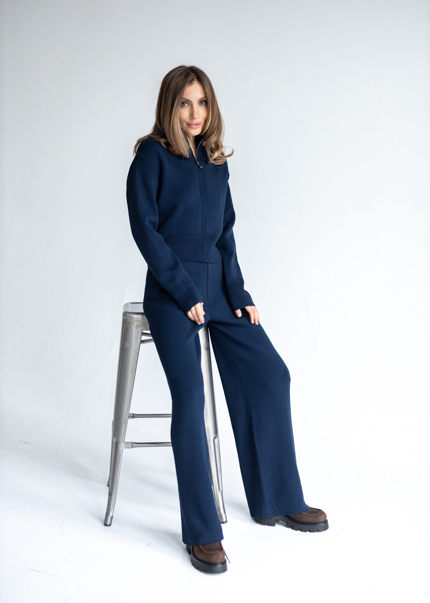 Костюм з кардигану та штанів