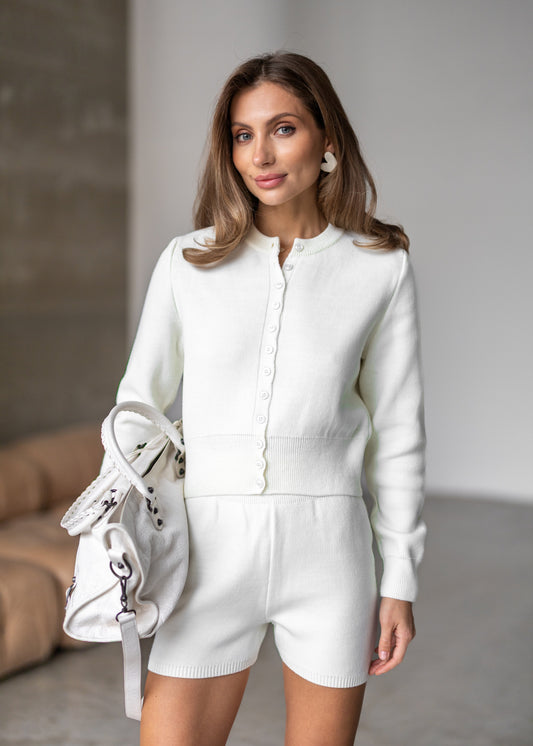 В’язаний сет з джемпера та шортів