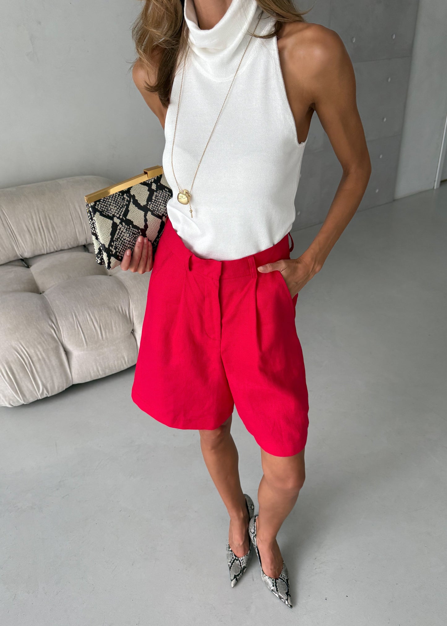 В’язаний білий топ з високим коміром