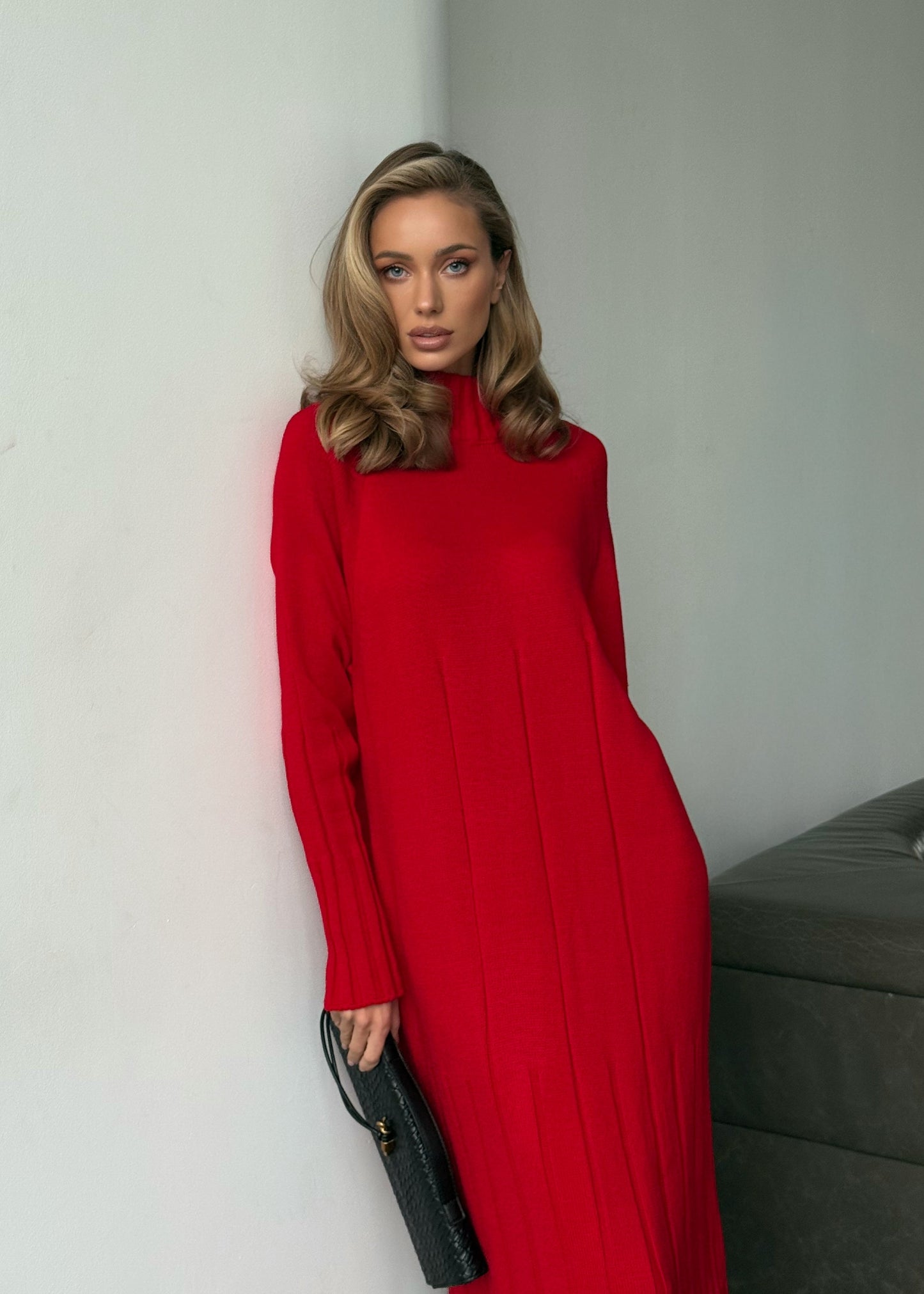 В’язана сукня в довжині міді