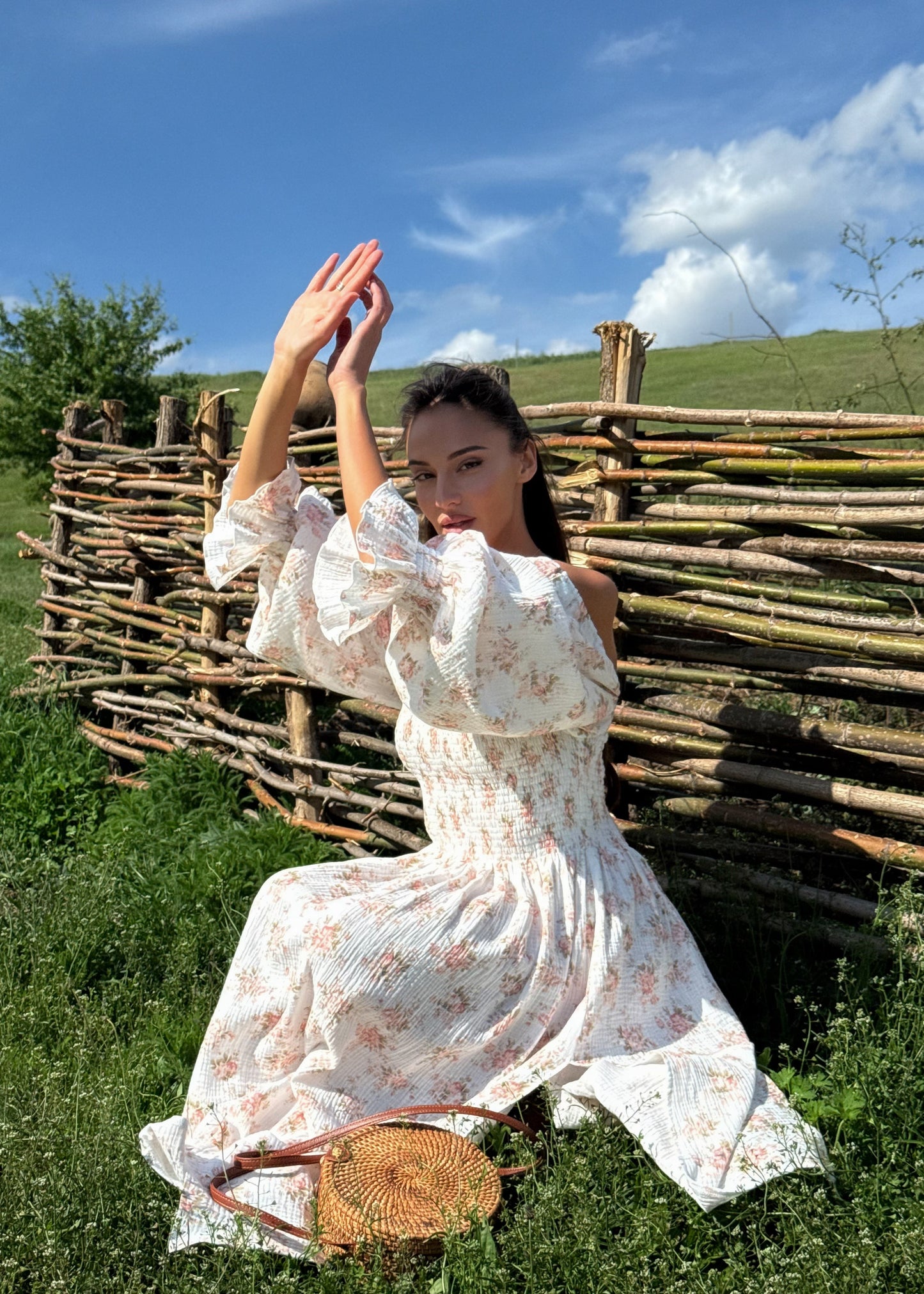 Сукня зі спущеними плечима