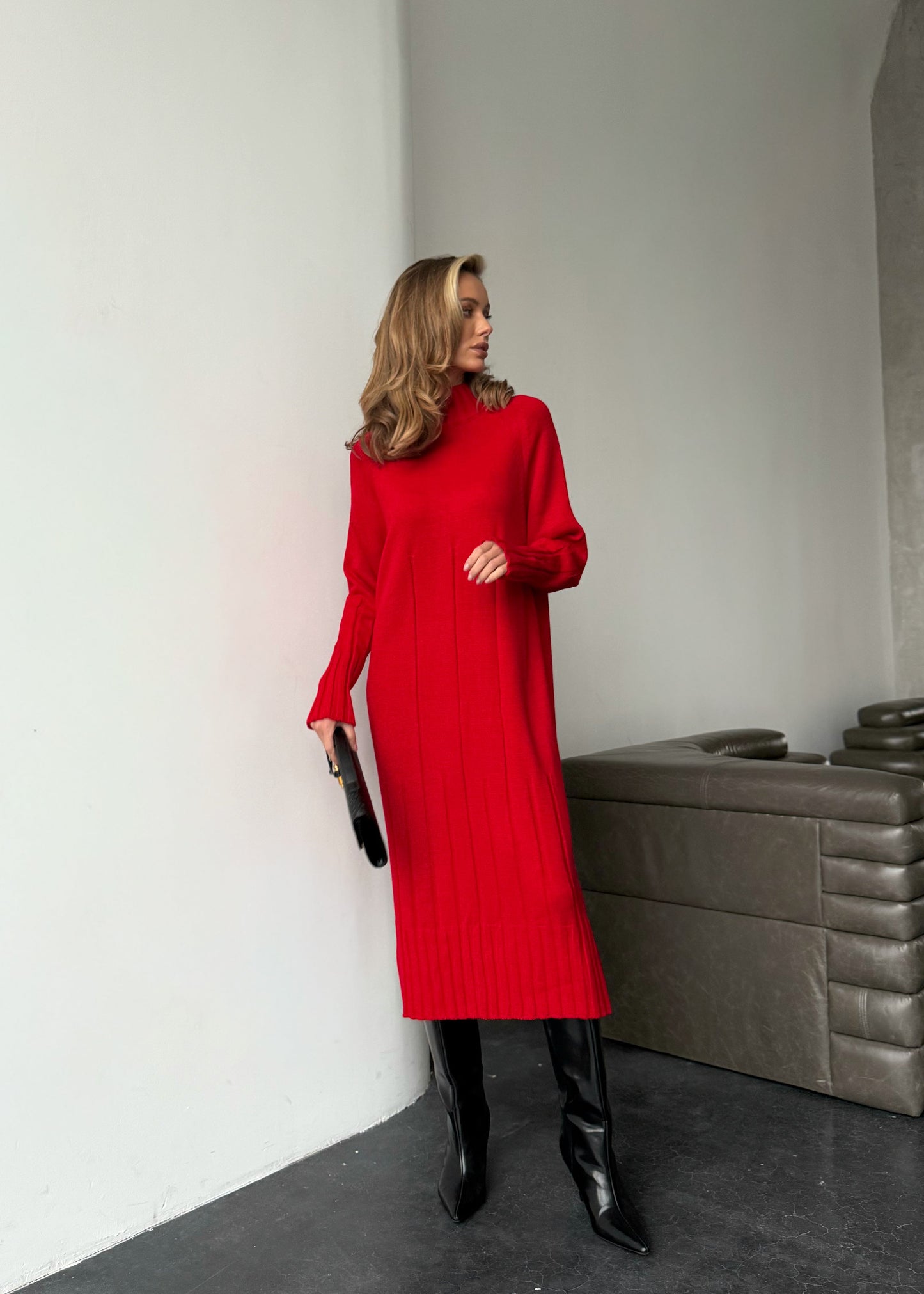 В’язана сукня в довжині міді