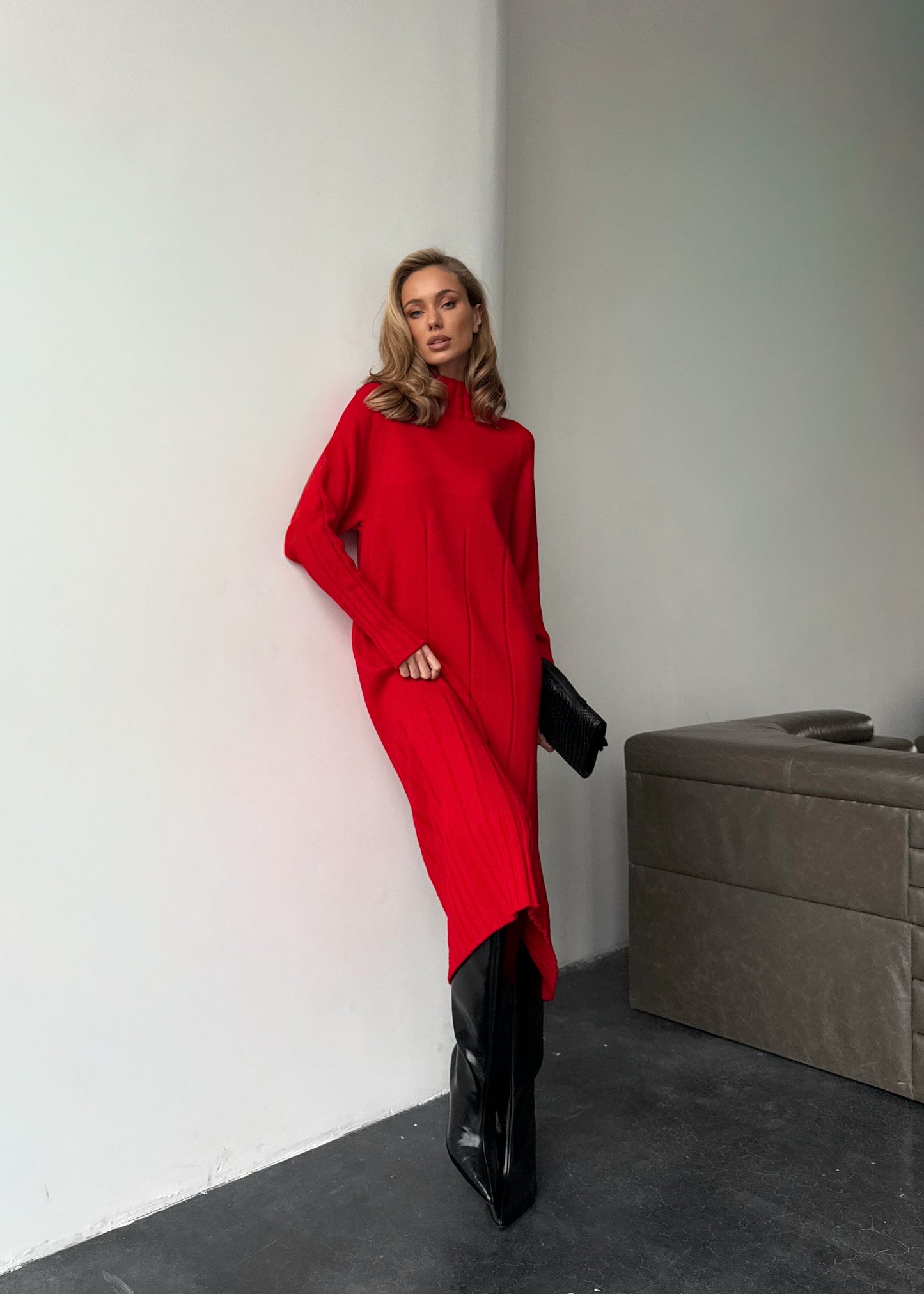 В’язана сукня в довжині міді