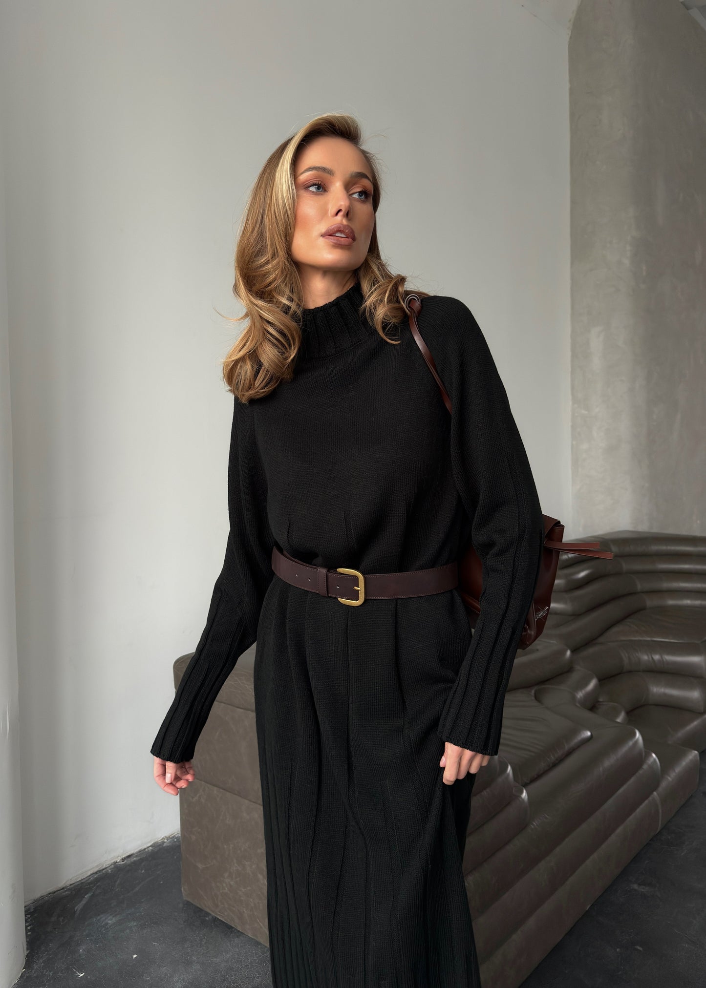 В’язана сукня в довжині міді