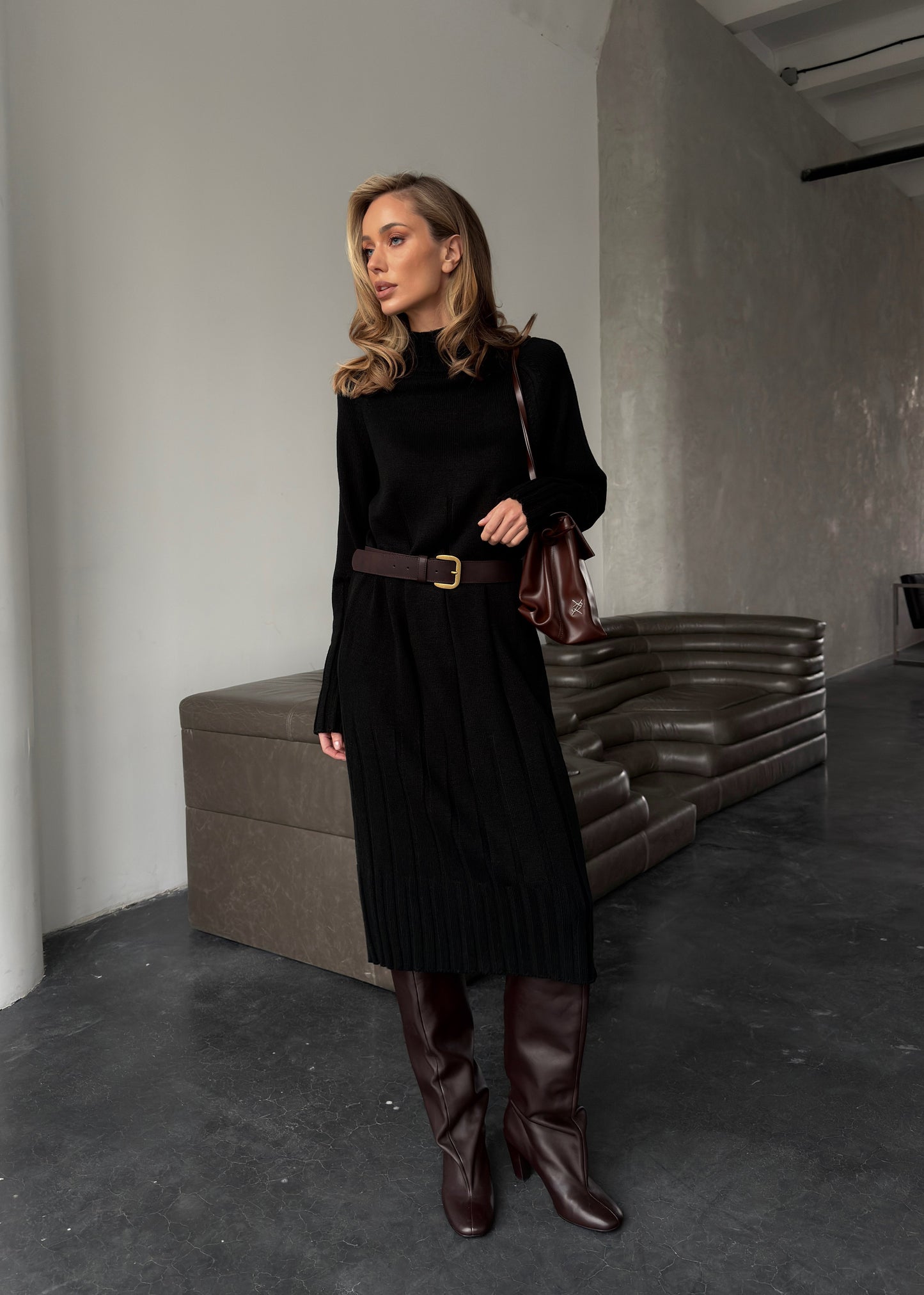 В’язана сукня в довжині міді