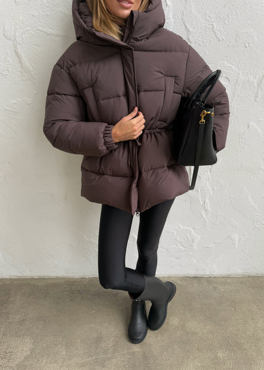 Зимова куртка з кулискою на талії