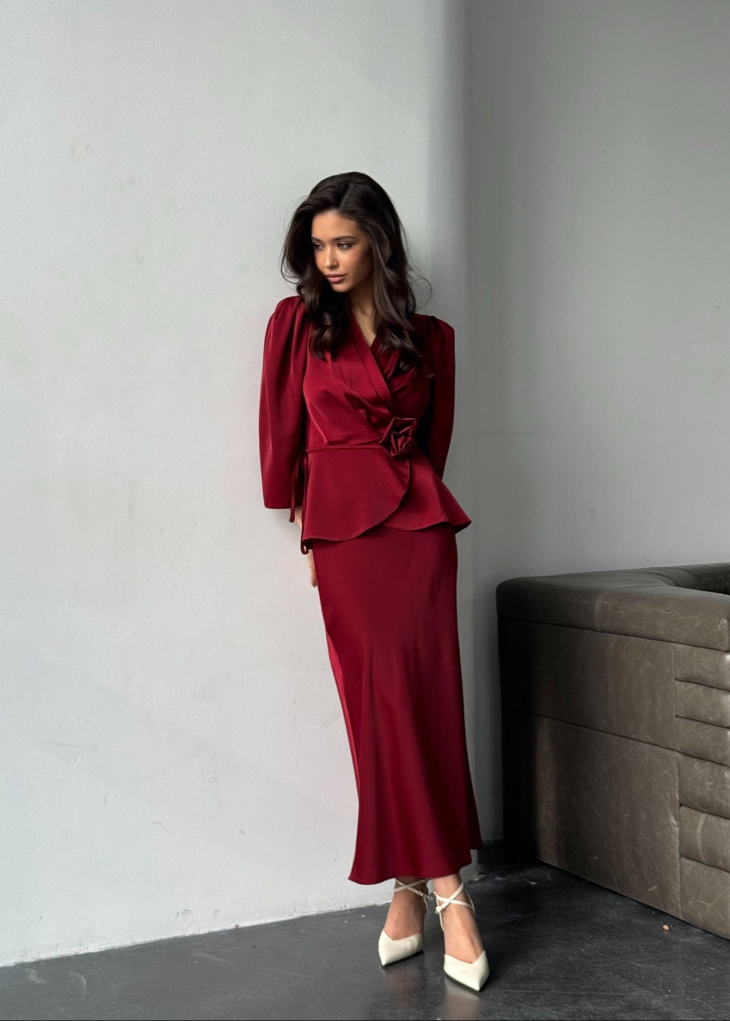 Комплект з блузою та спідницею міді