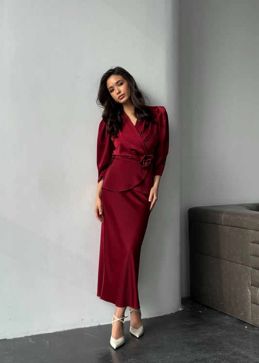 Комплект з блузою та спідницею міді