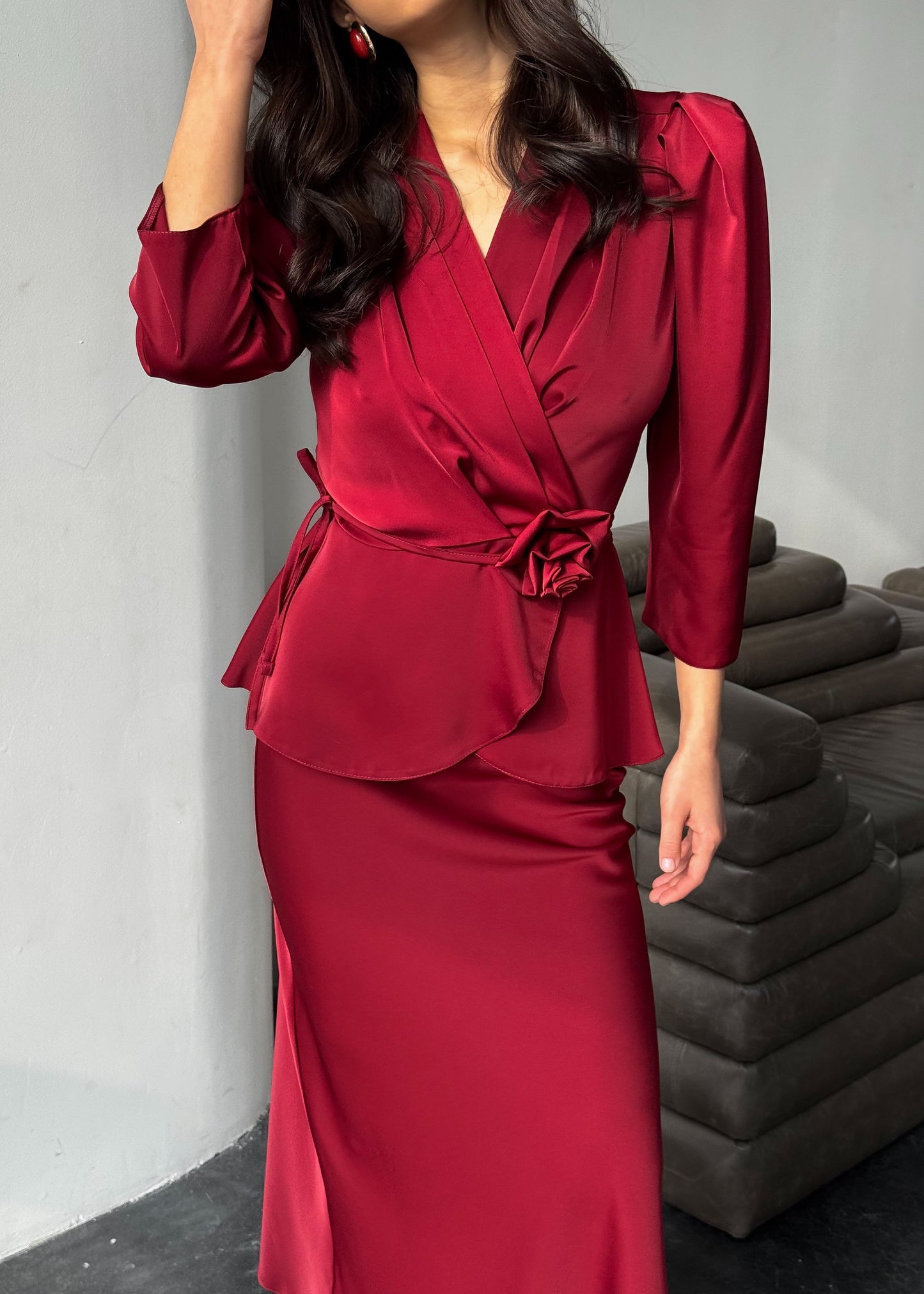 Комплект з блузою та спідницею міді