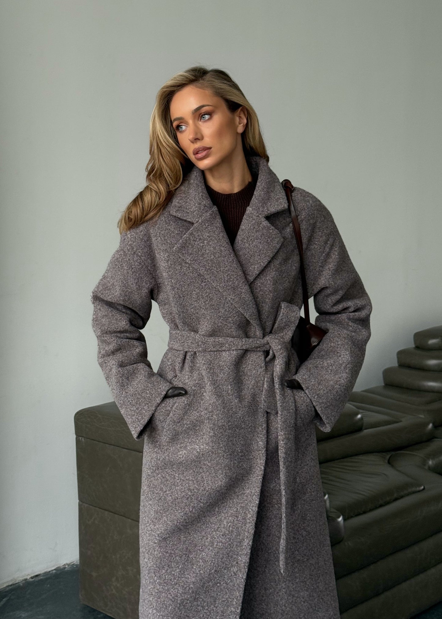 Зимове пальто з фактурної тканини