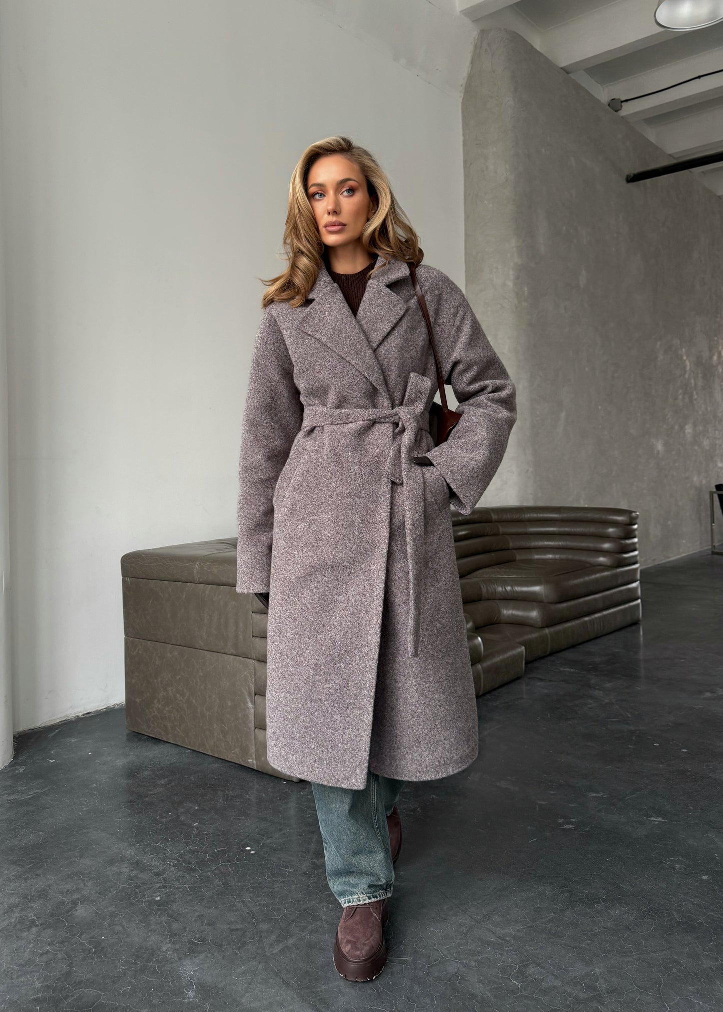 Зимове пальто з фактурної тканини