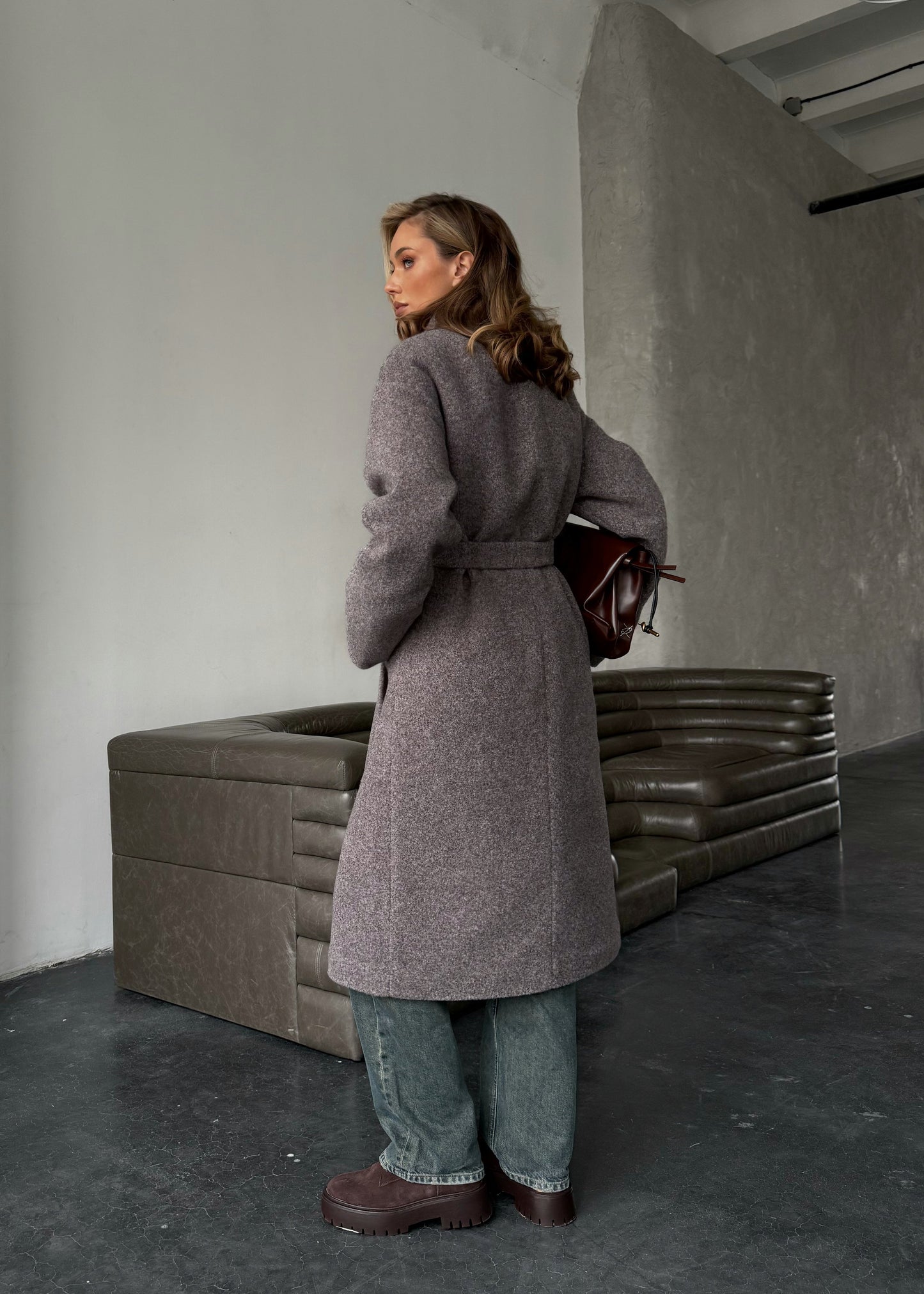 Зимове пальто з фактурної тканини