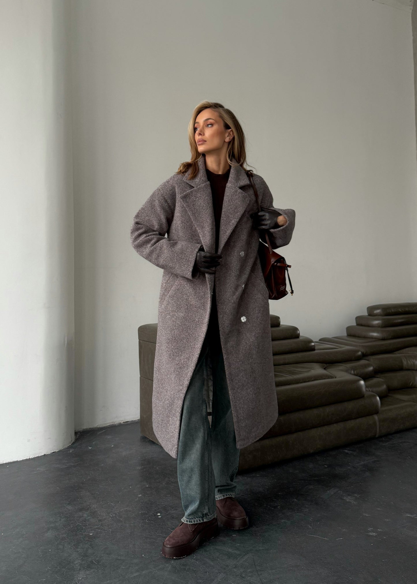 Зимове пальто з фактурної тканини