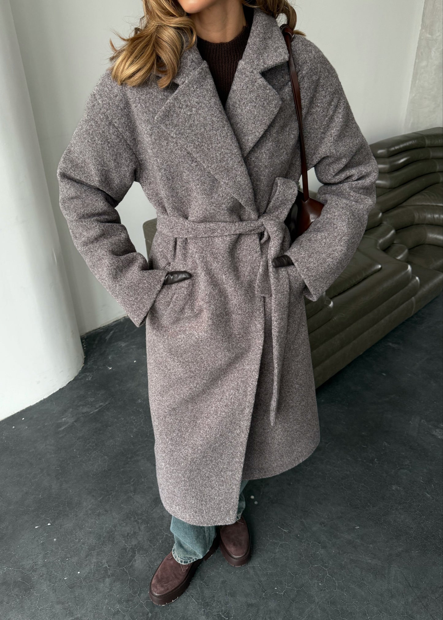 Зимове пальто з фактурної тканини