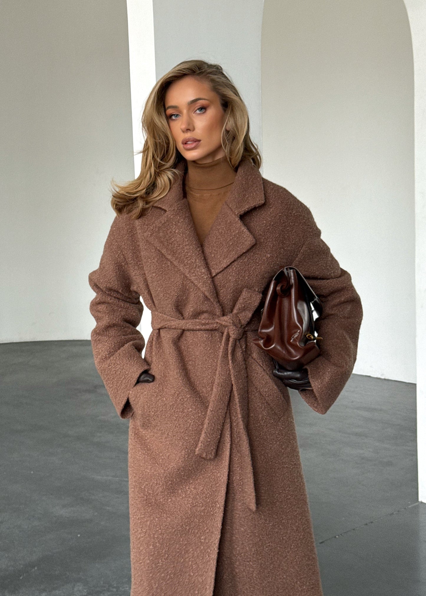 Зимове пальто з фактурної тканини