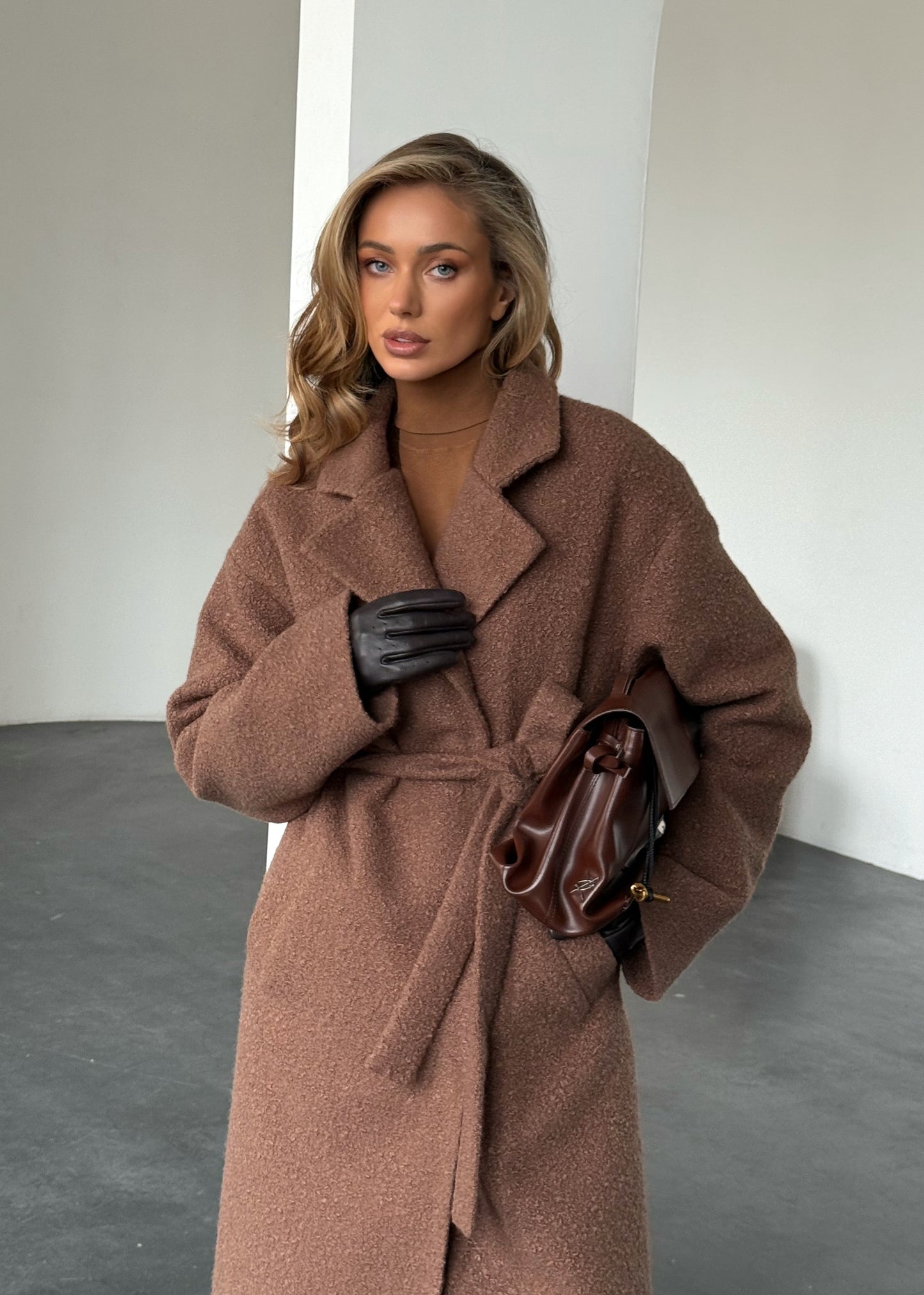 Зимове пальто з фактурної тканини