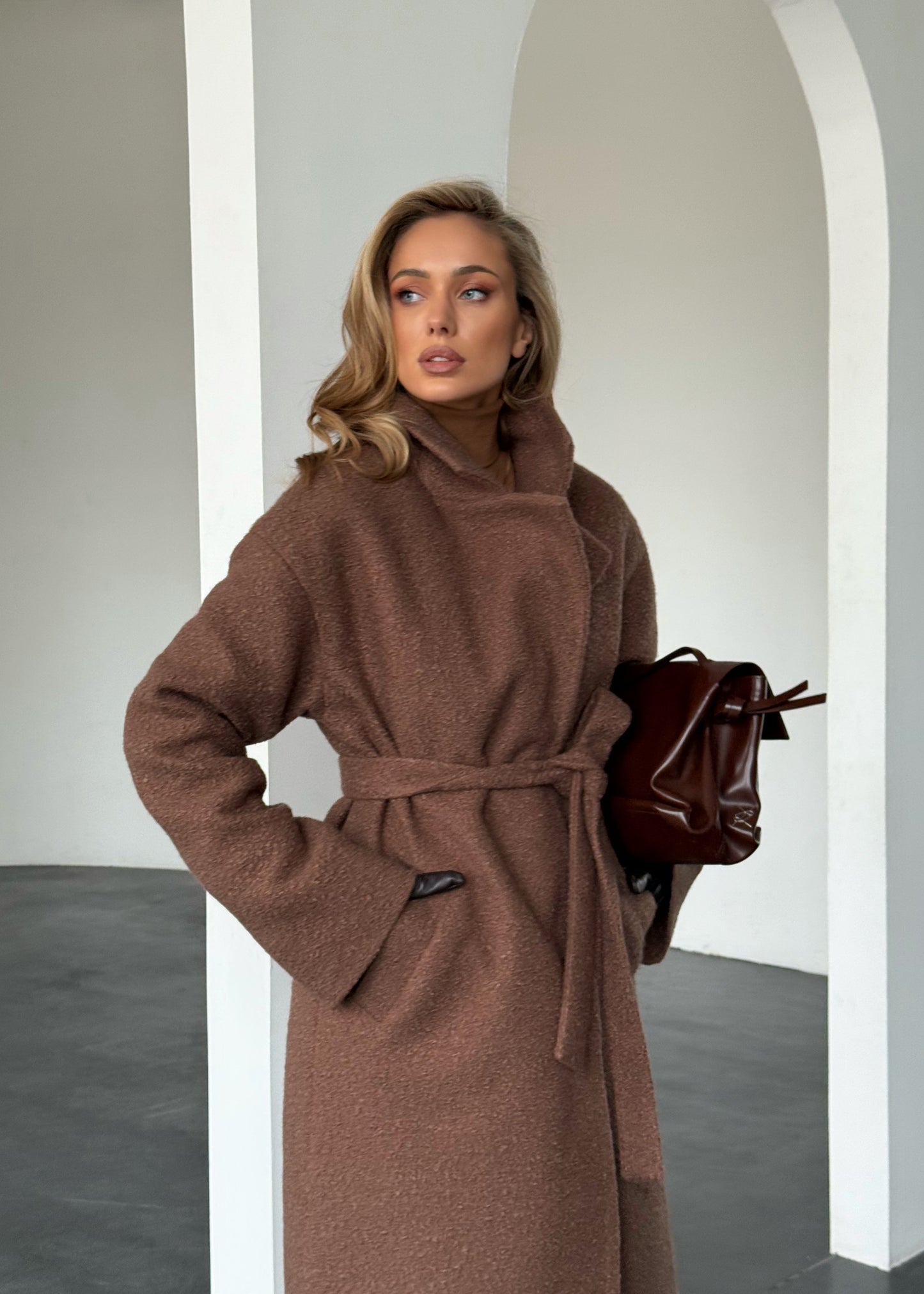 Зимове пальто з фактурної тканини