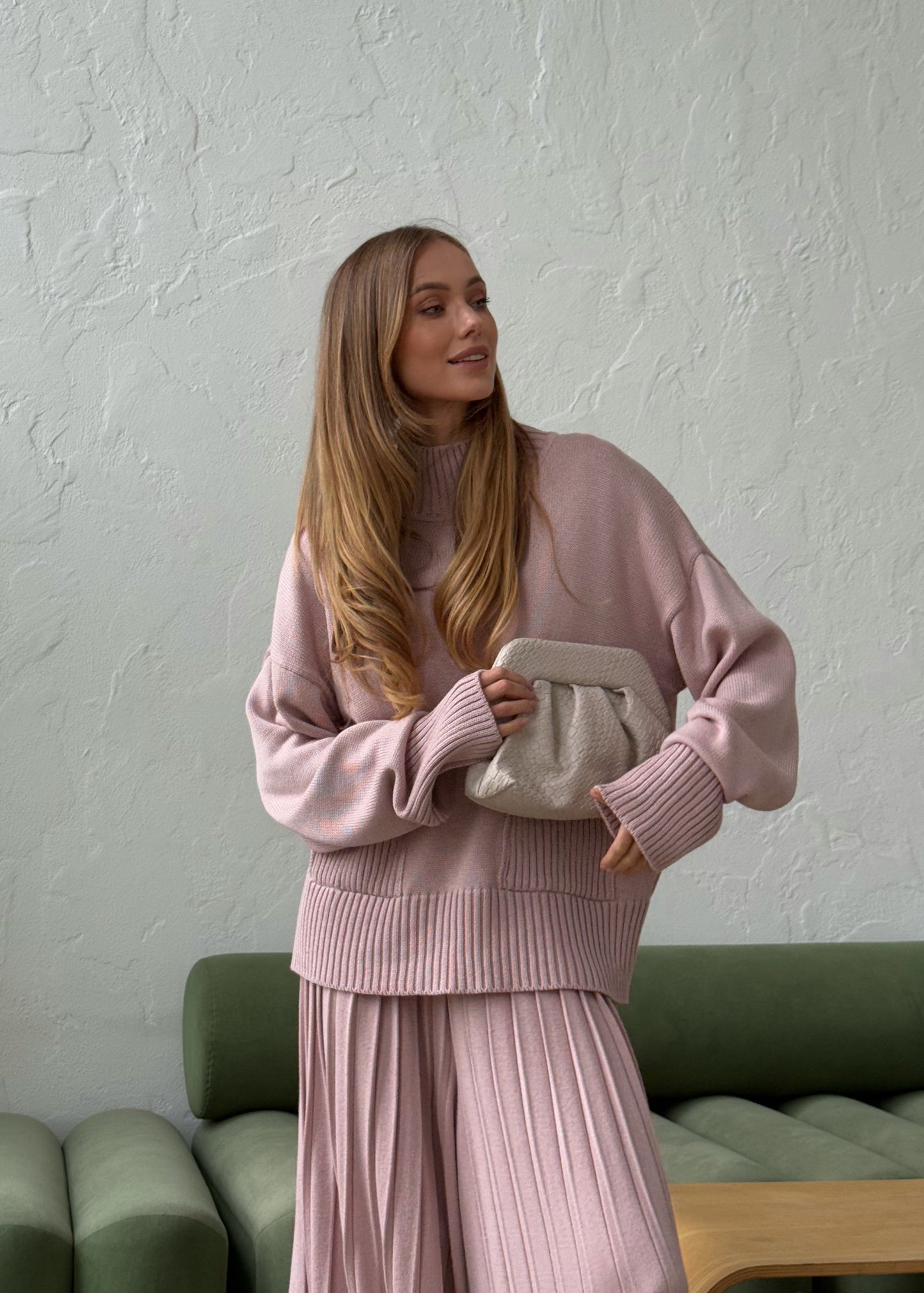 Сет зі светром та плісированими штанами