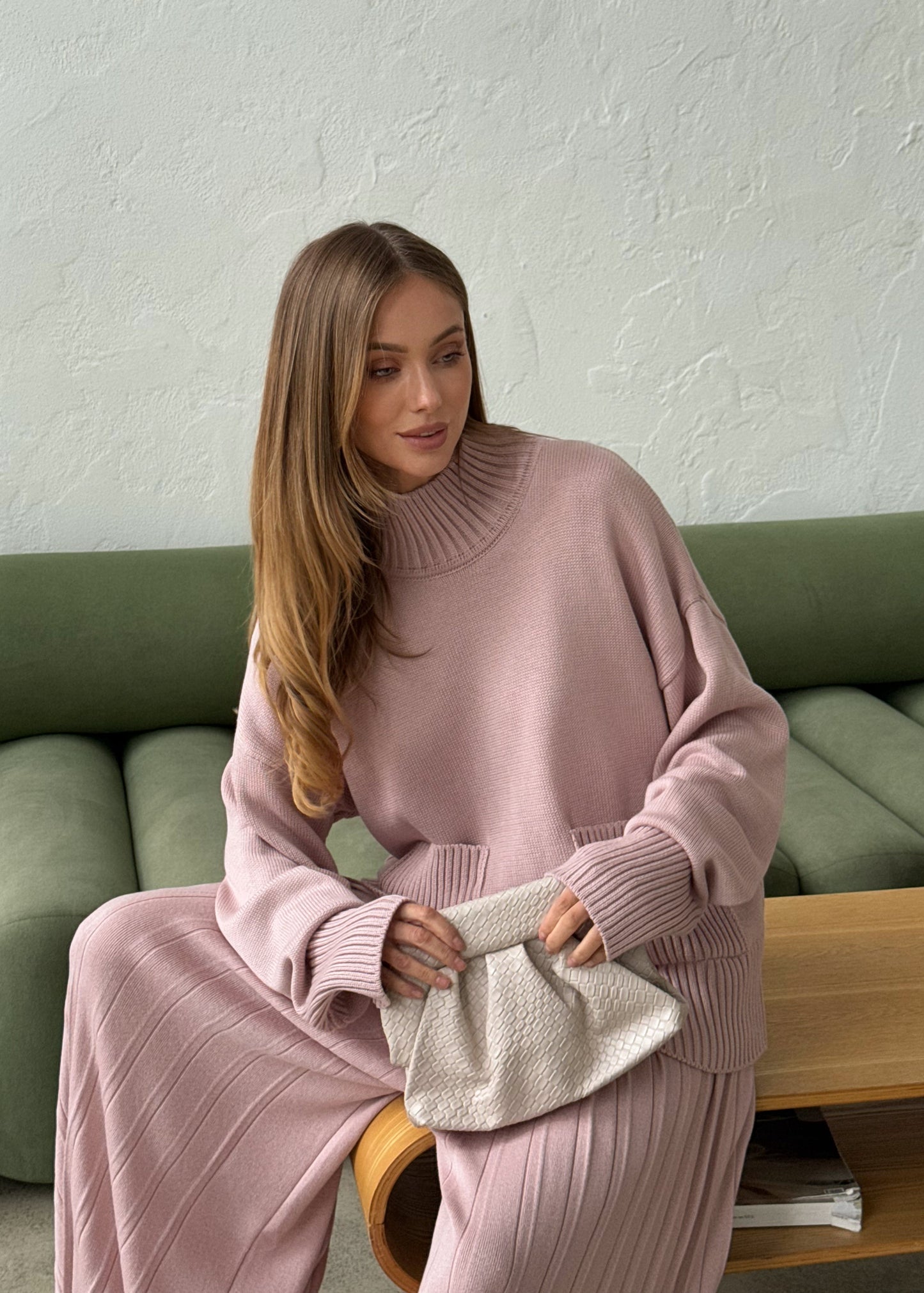 Сет зі светром та плісированими штанами