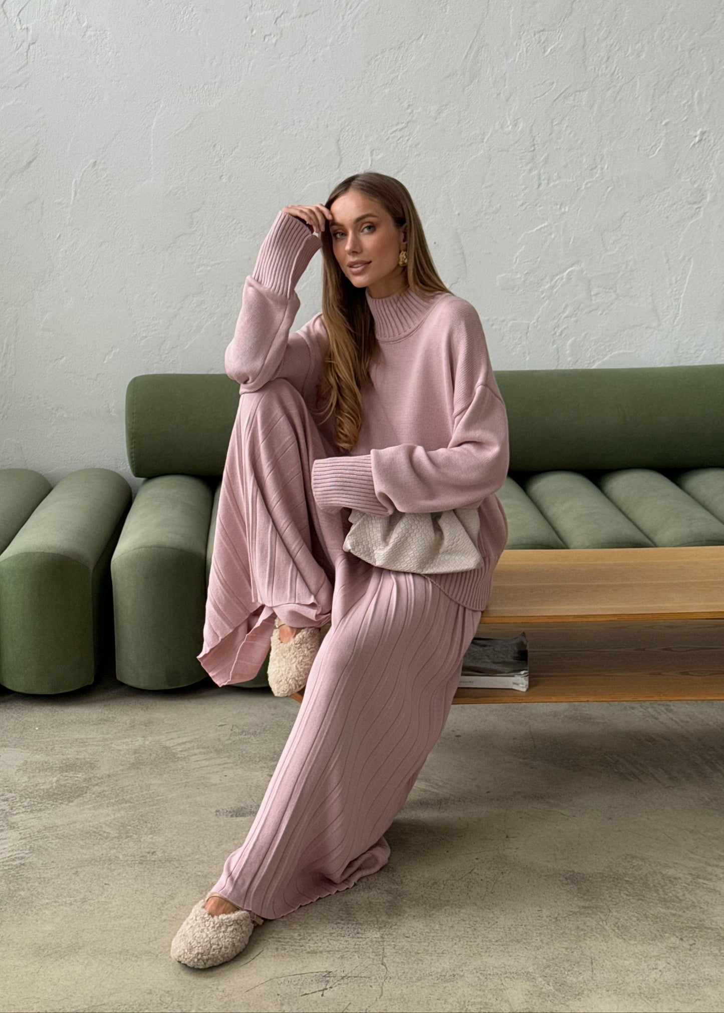 Сет зі светром та плісированими штанами