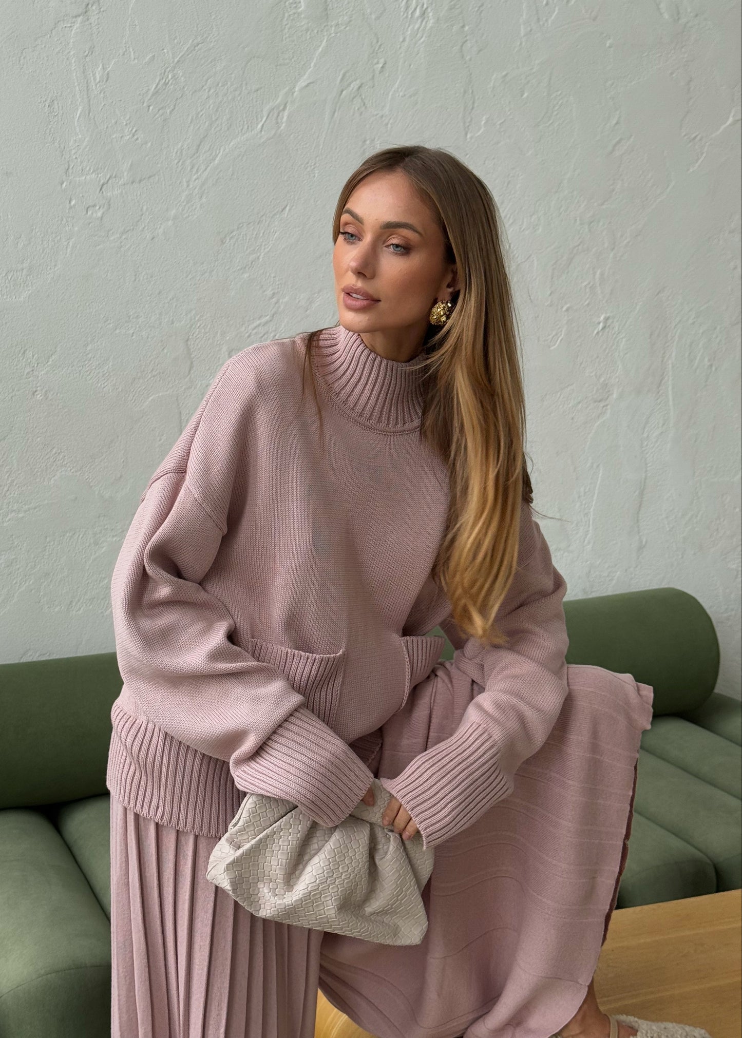 Сет зі светром та плісированими штанами