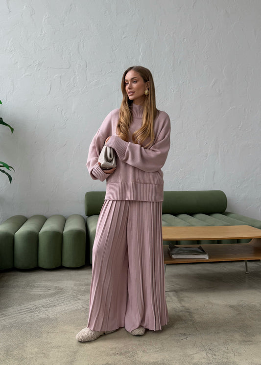 Сет зі светром та плісированими штанами