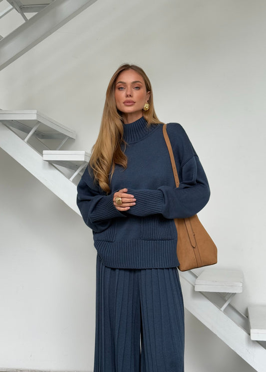 Сет зі светром та плісированими штанами