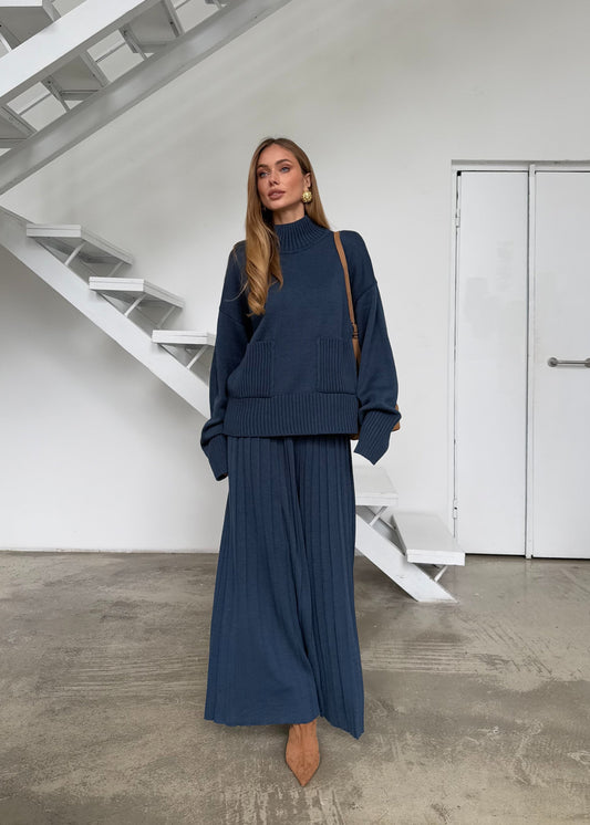 Сет зі светром та плісированими штанами