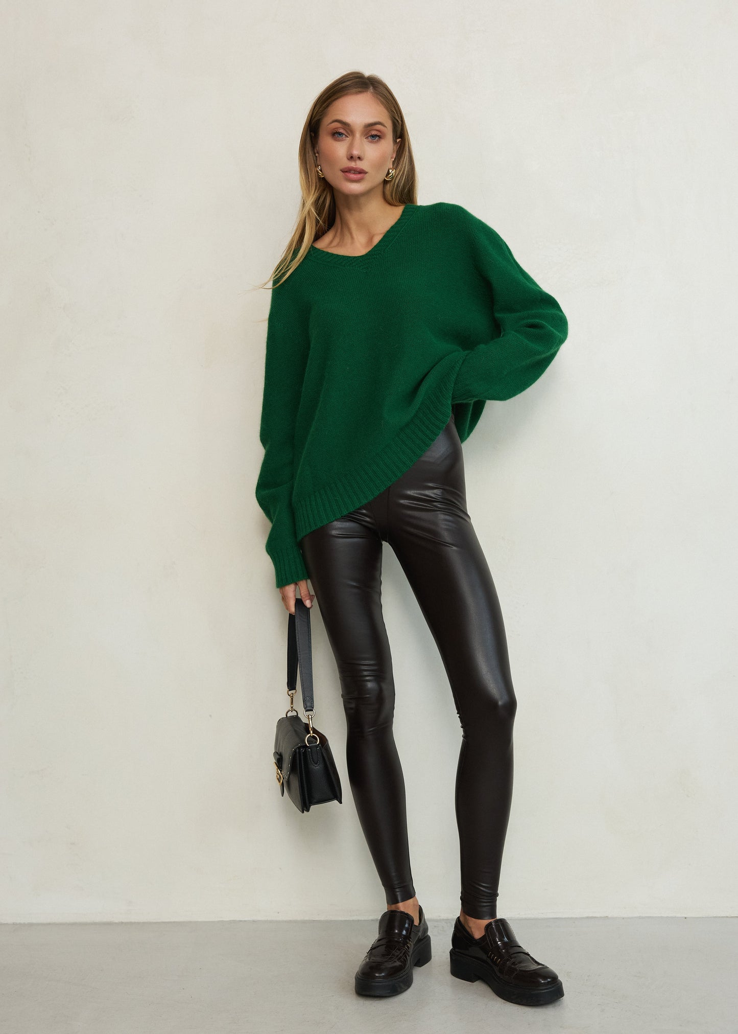 Светр із V-подібним вирізом