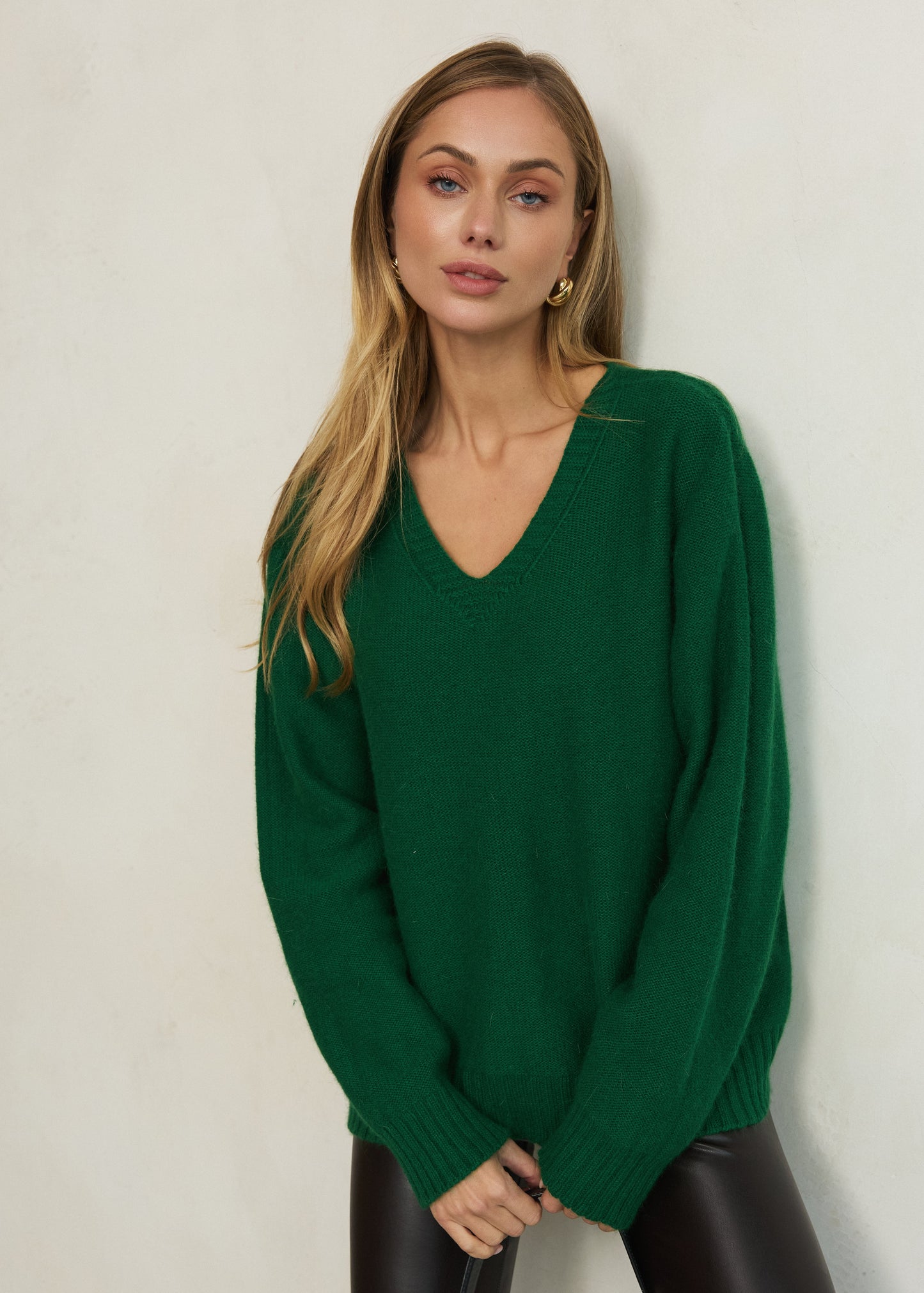 Светр із V-подібним вирізом