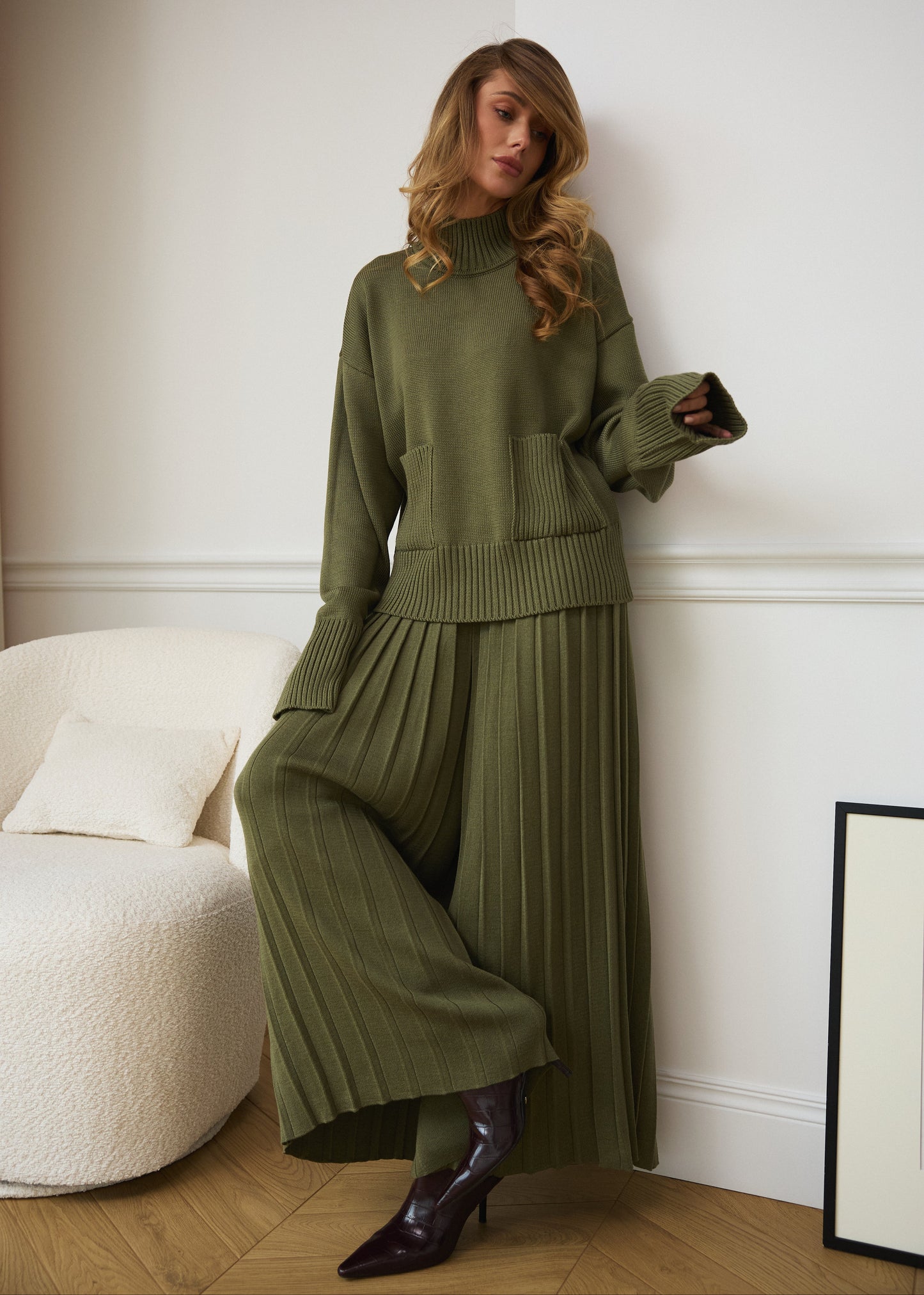 Сет зі светром та плісированими штанами