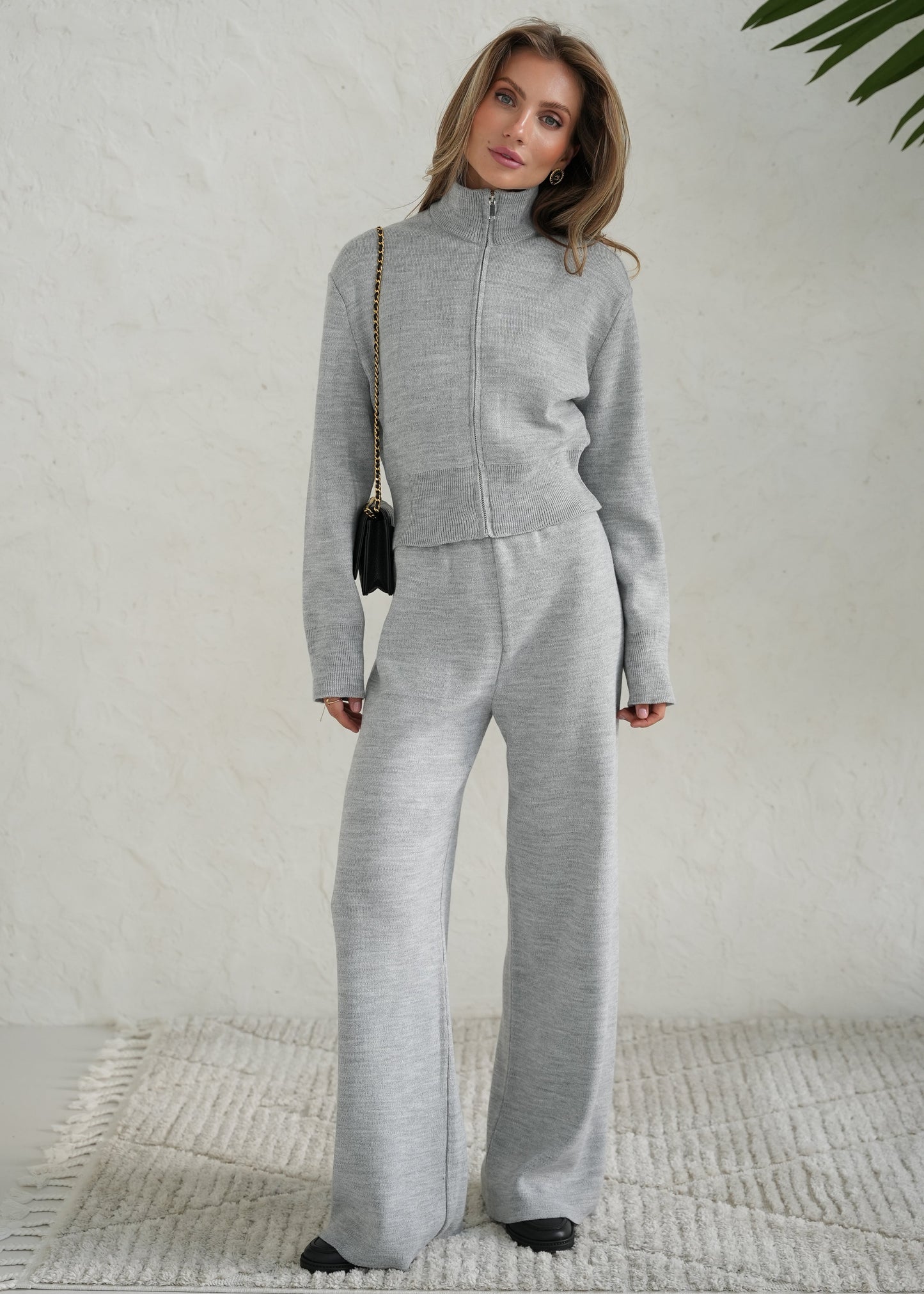 Костюм з кардигану та штанів