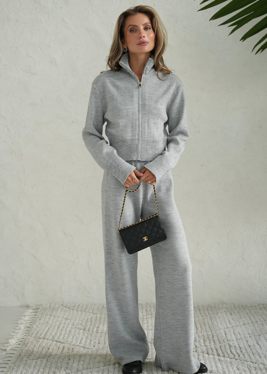 Костюм з кардигану та штанів