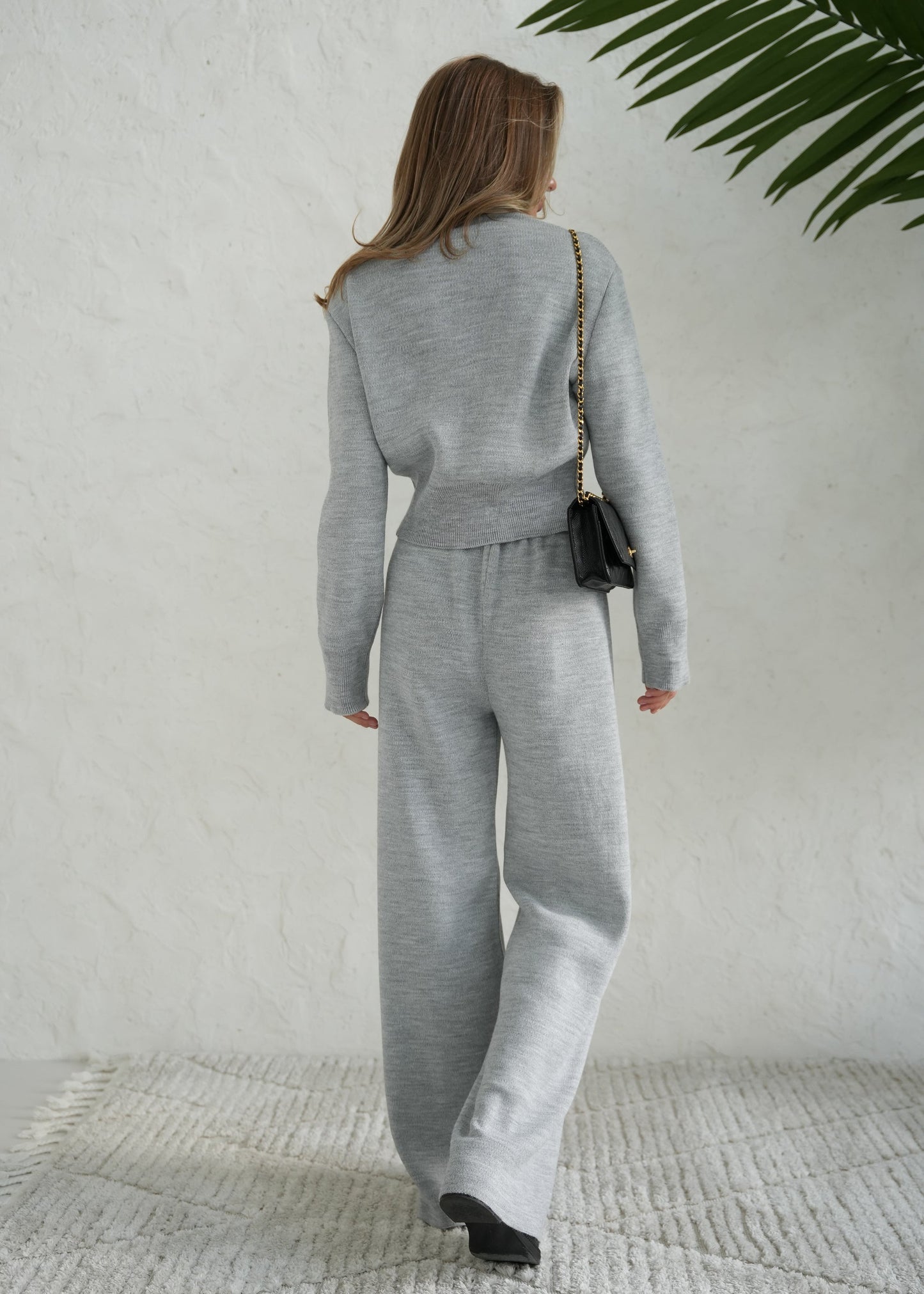 Костюм з кардигану та штанів