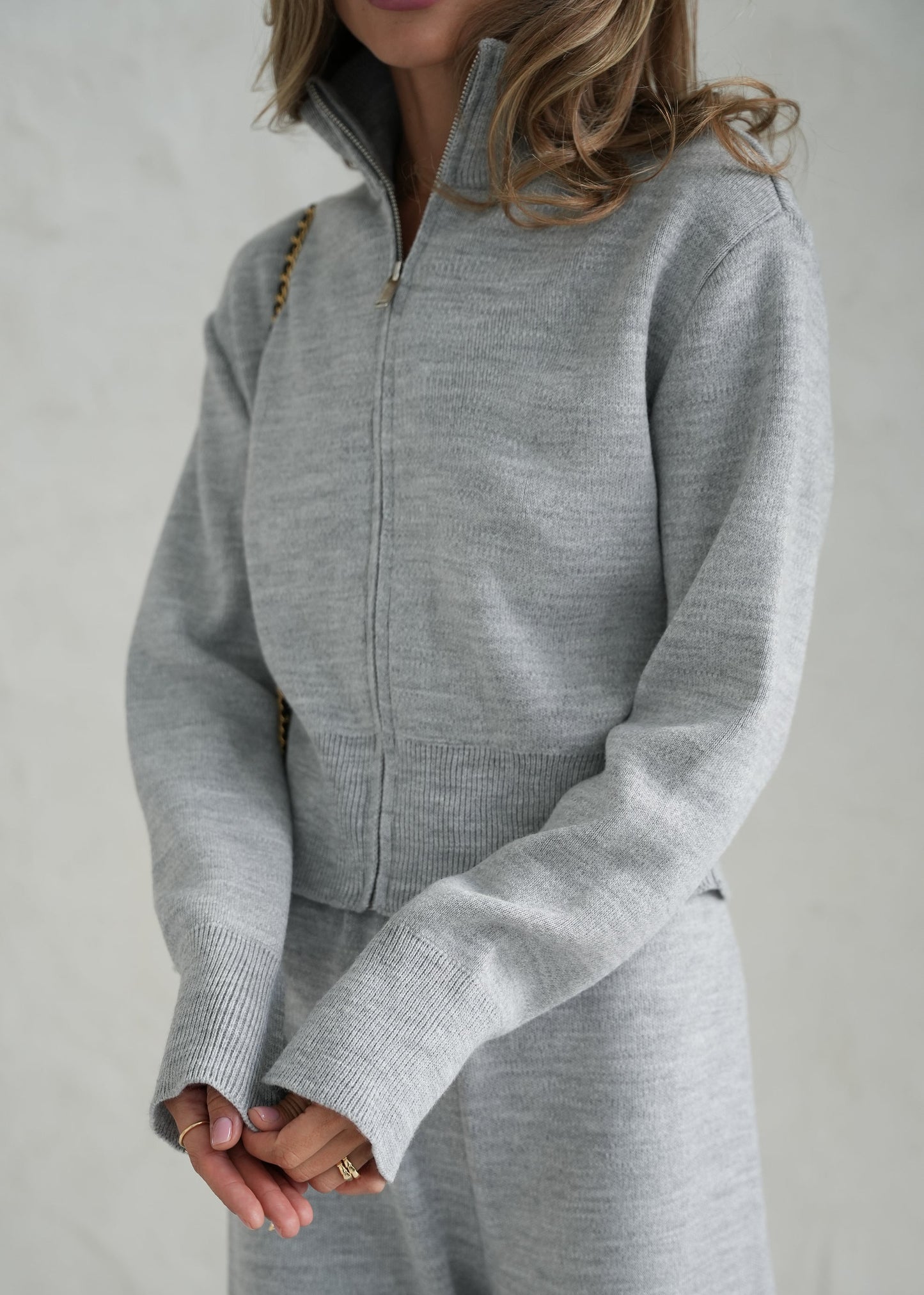 Костюм з кардигану та штанів