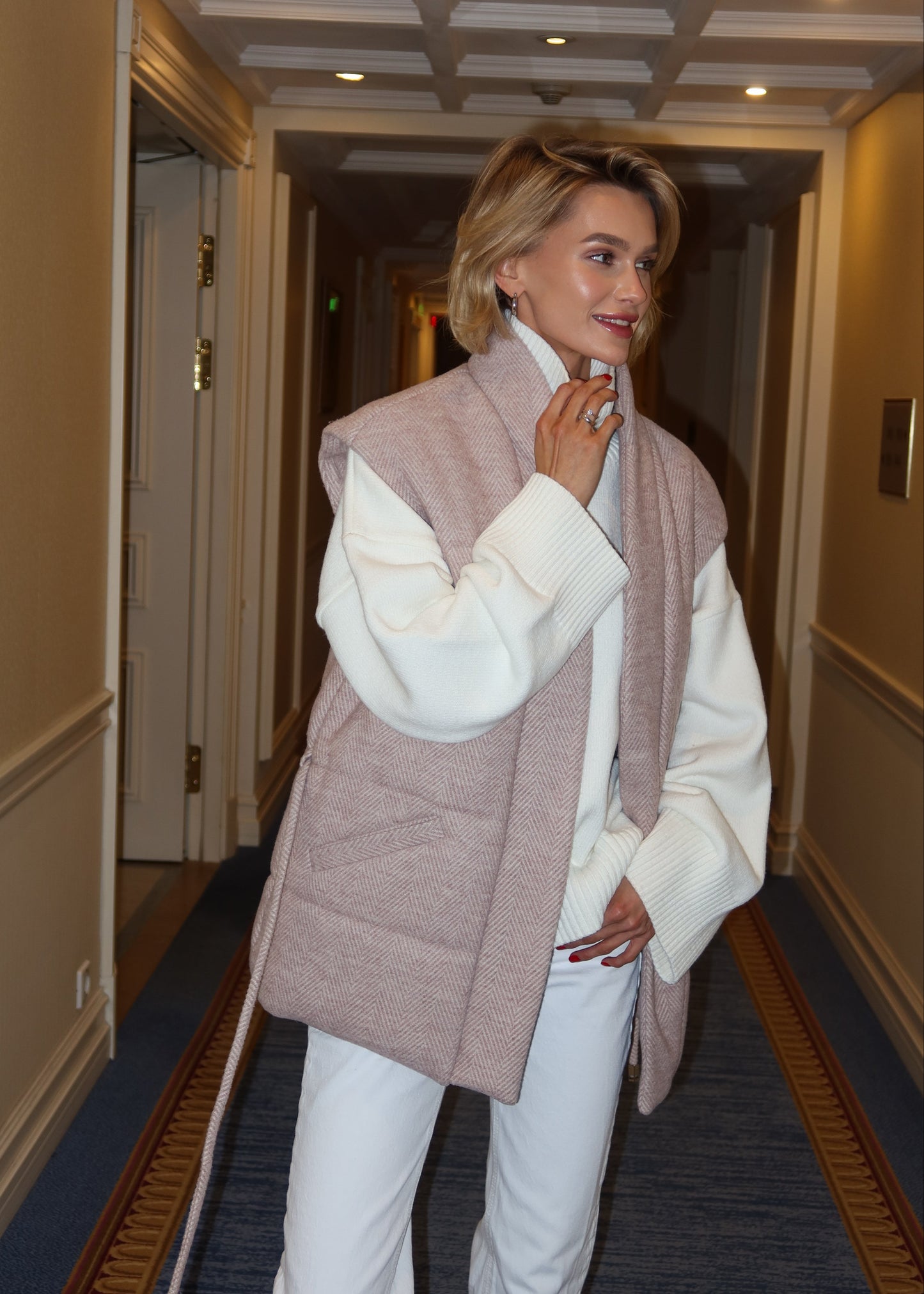 Утеплений жилет з поясом