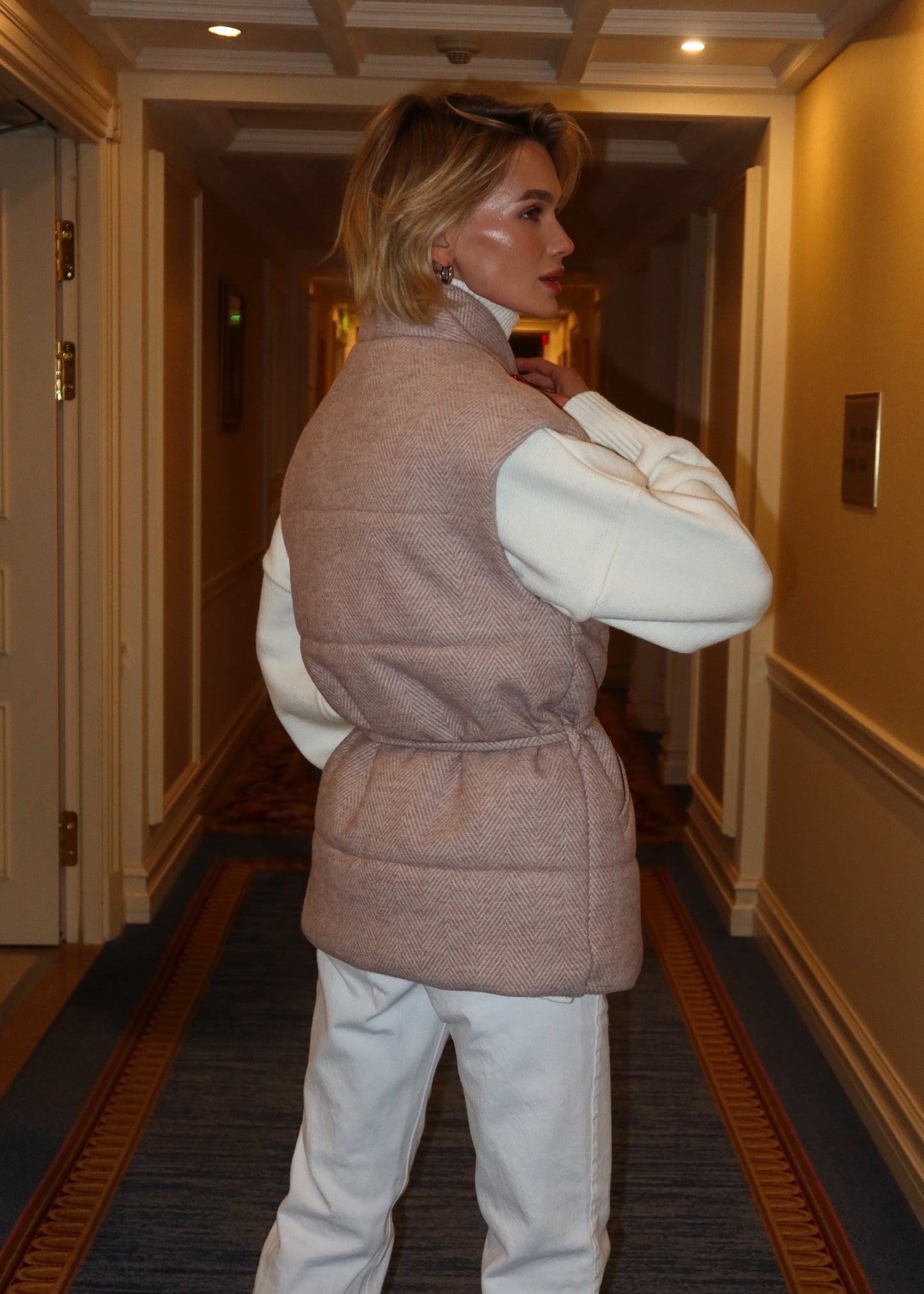 Утеплений жилет з поясом