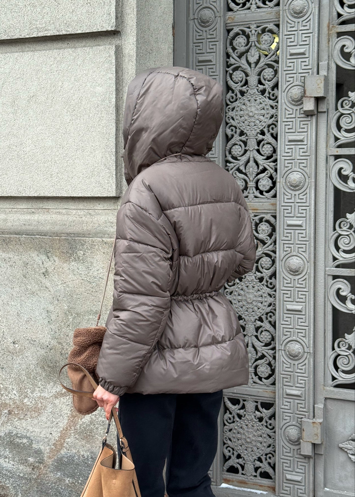 Зимова куртка з кулискою на талії