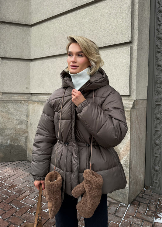 Зимова куртка з кулискою на талії