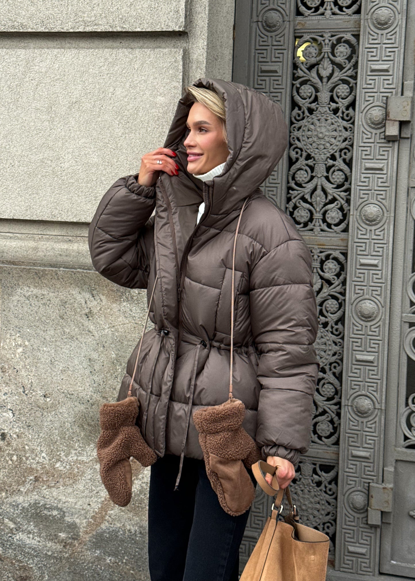 Зимова куртка з кулискою на талії