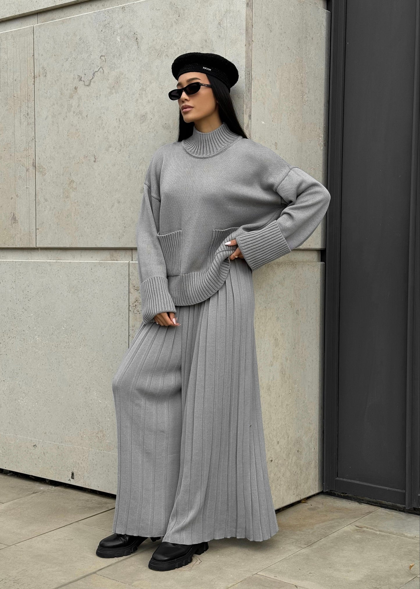 Сет зі светром та плісированими штанами