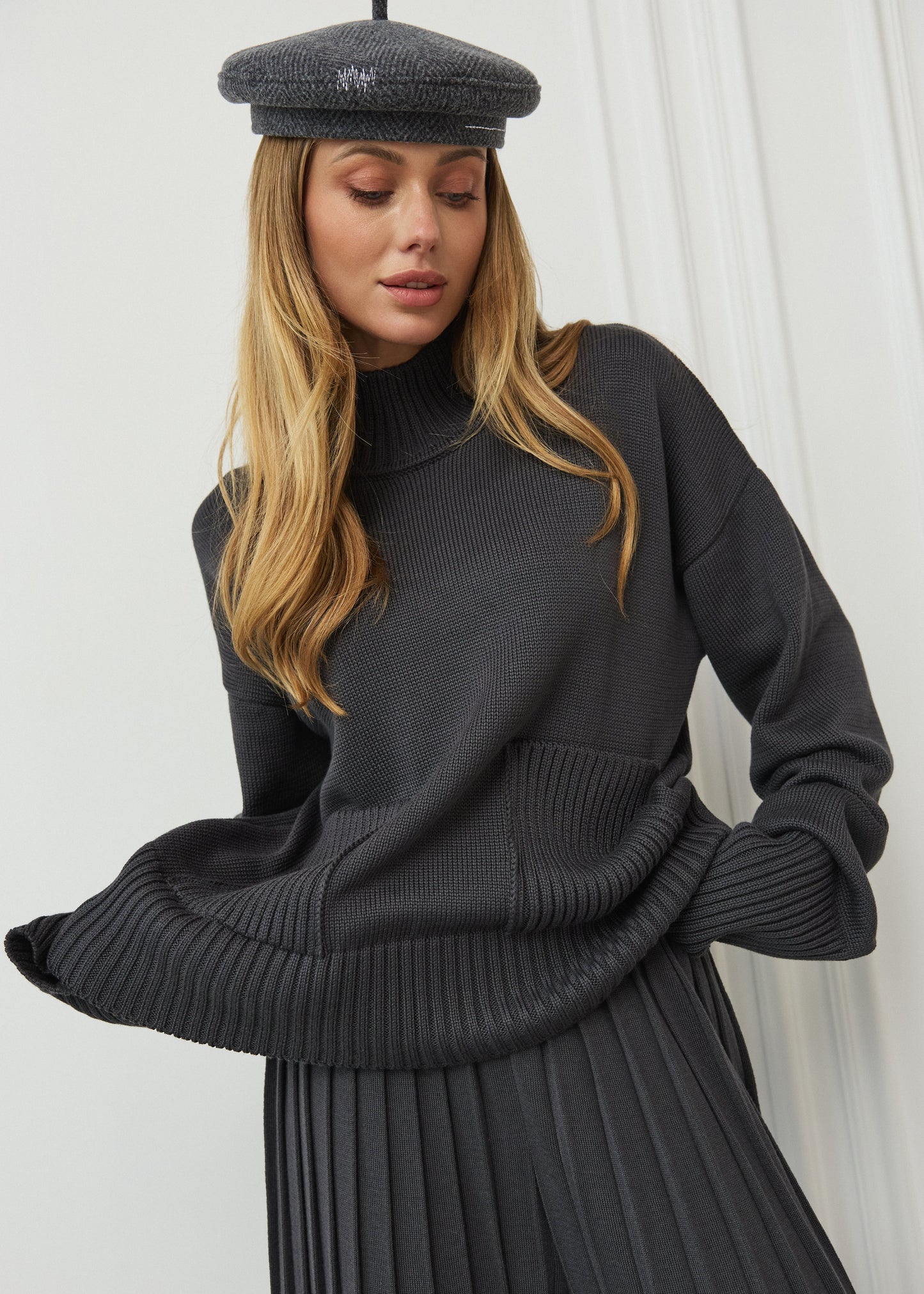 Сет зі светром та плісированими штанами