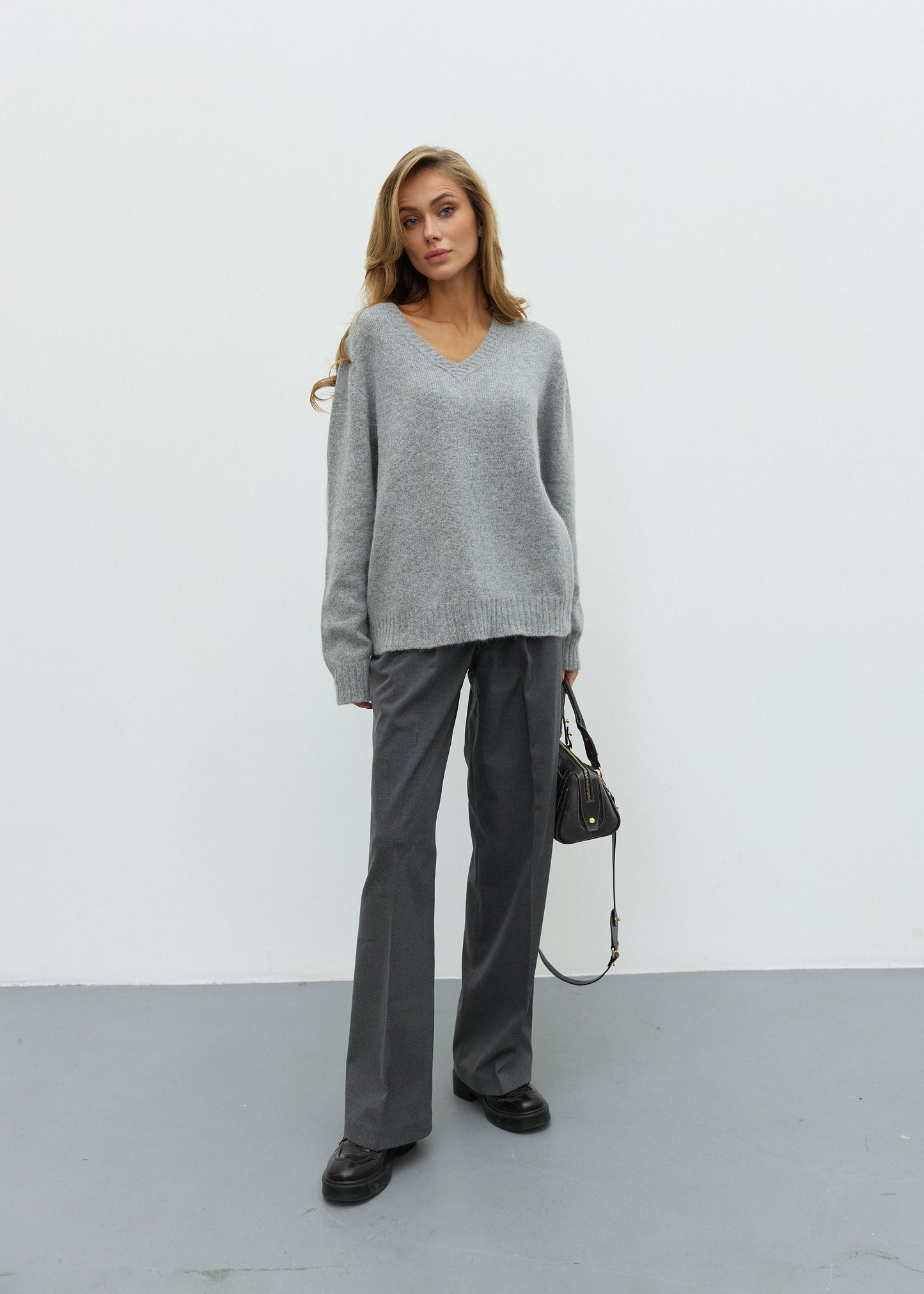 Светр із V-подібним вирізом