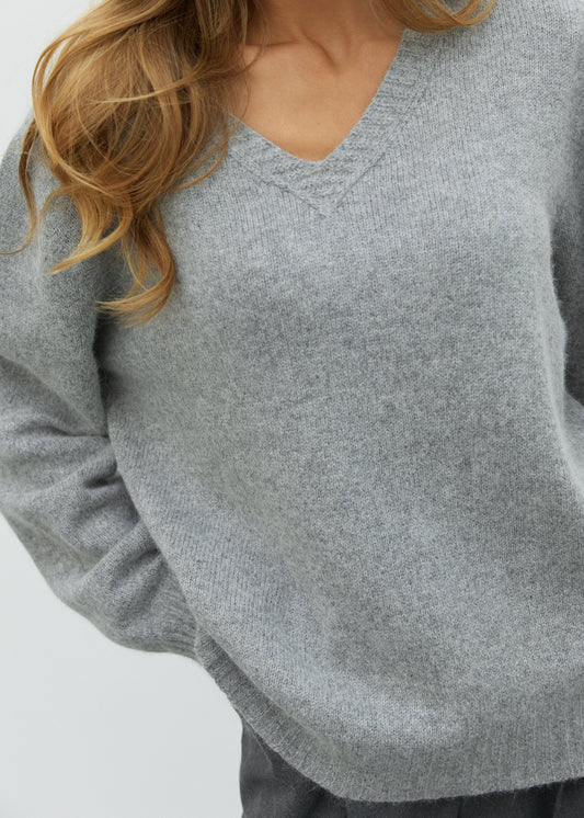 Светр із V-подібним вирізом