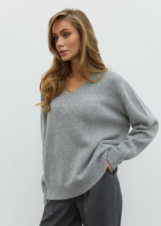 Светр із V-подібним вирізом