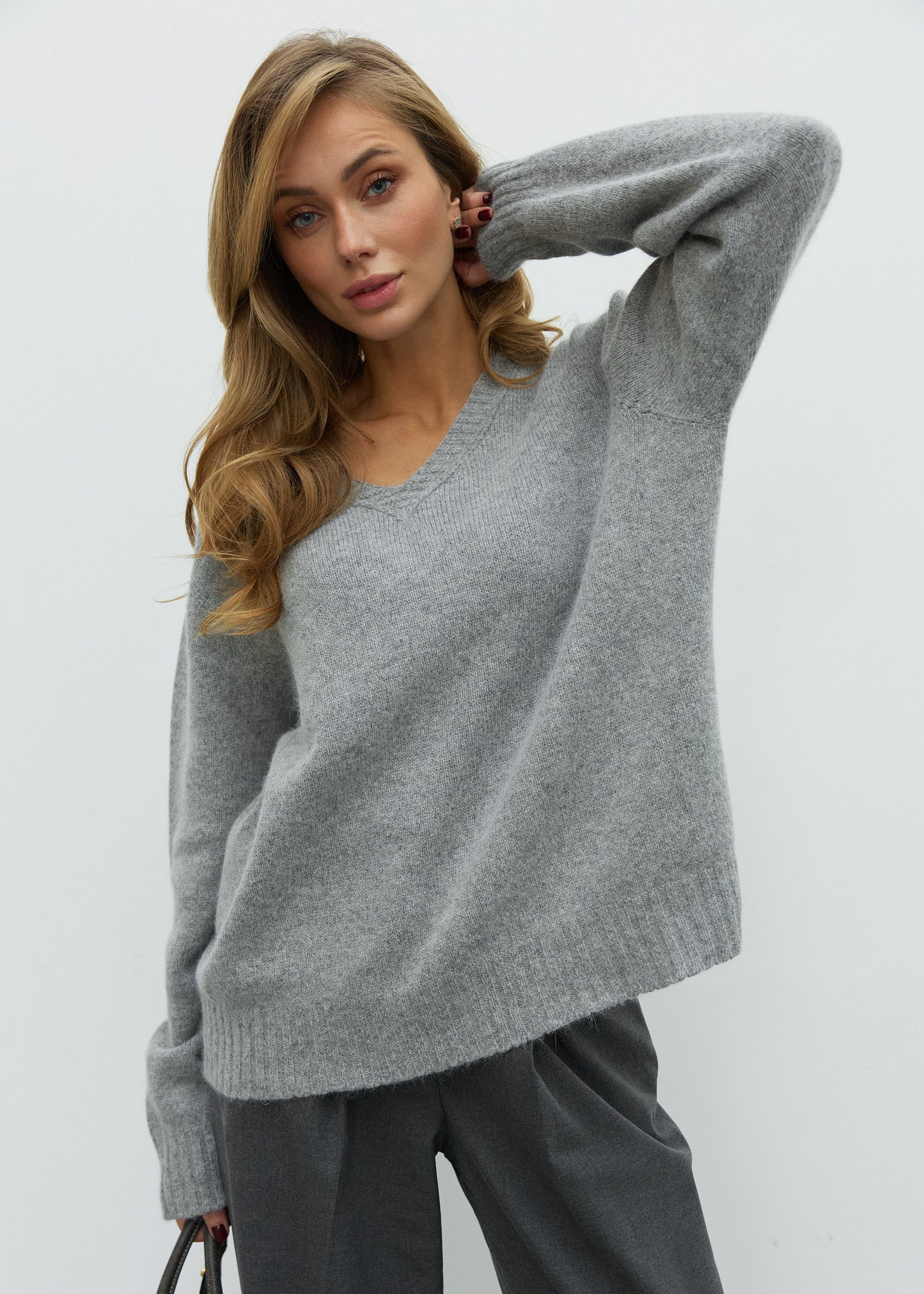 Светр із V-подібним вирізом