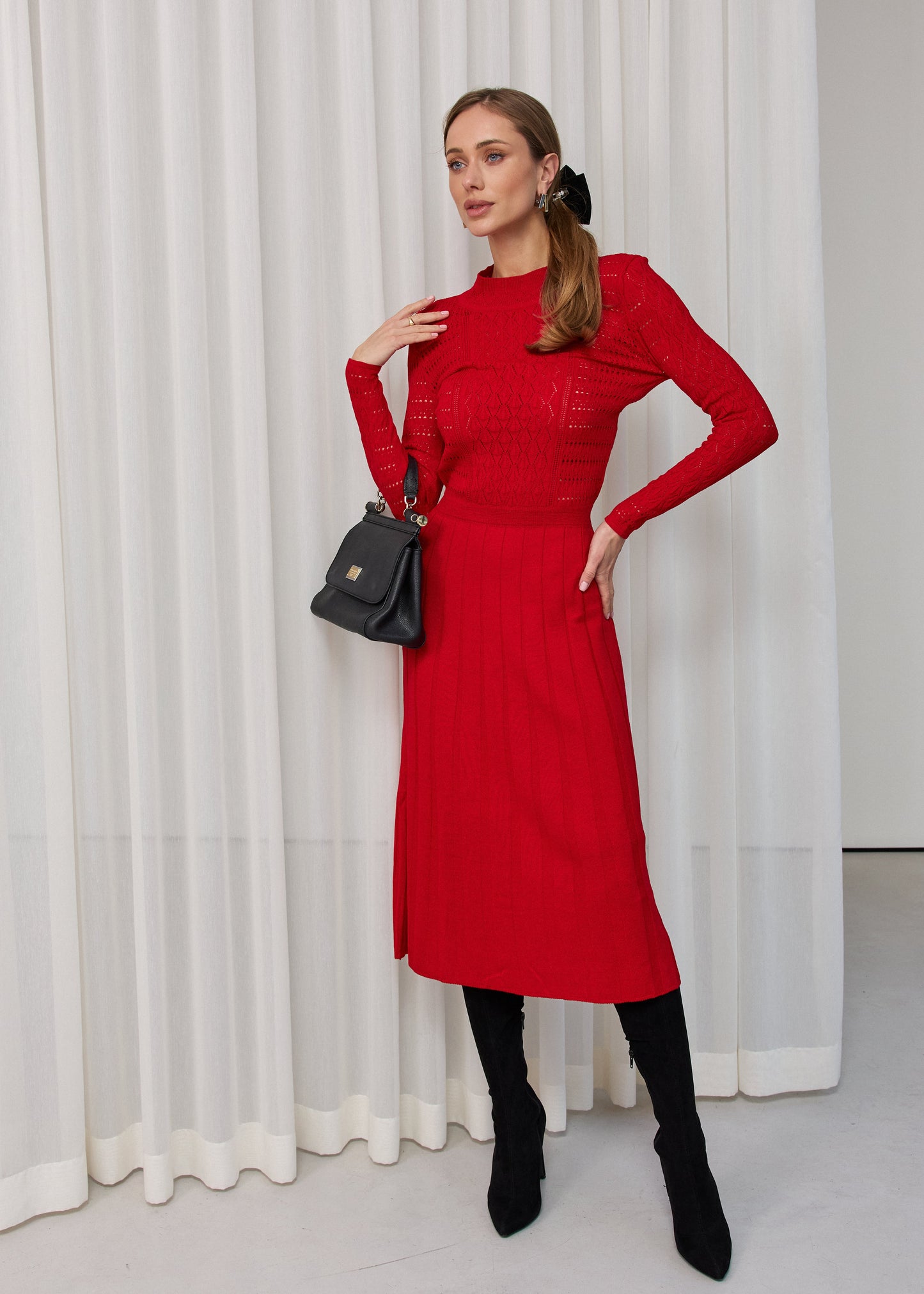 В’язана сукня міді з ажурним візерунком