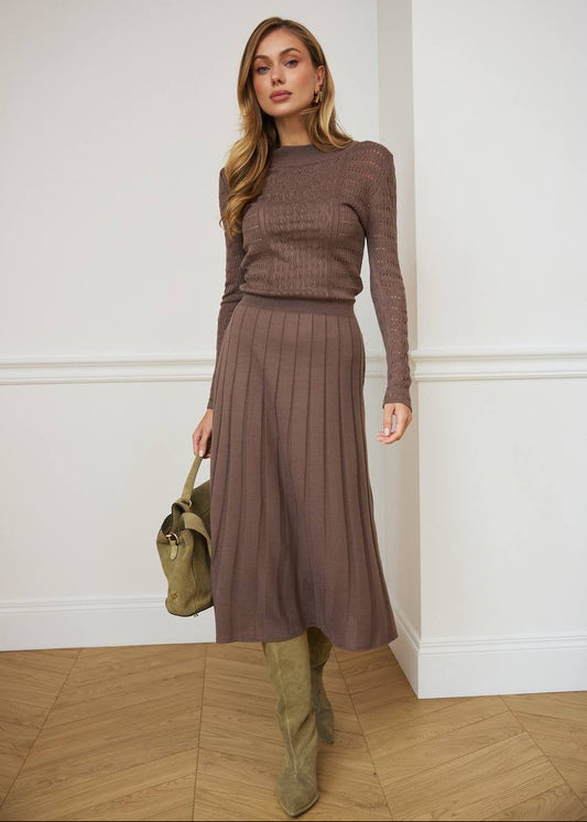 В’язана сукня міді з ажурним візерунком